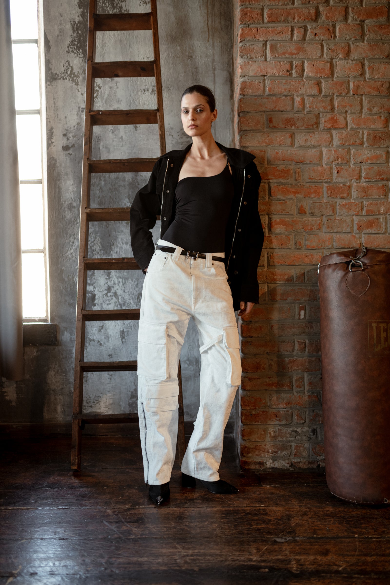 带口袋的白色七芒星牛仔裤