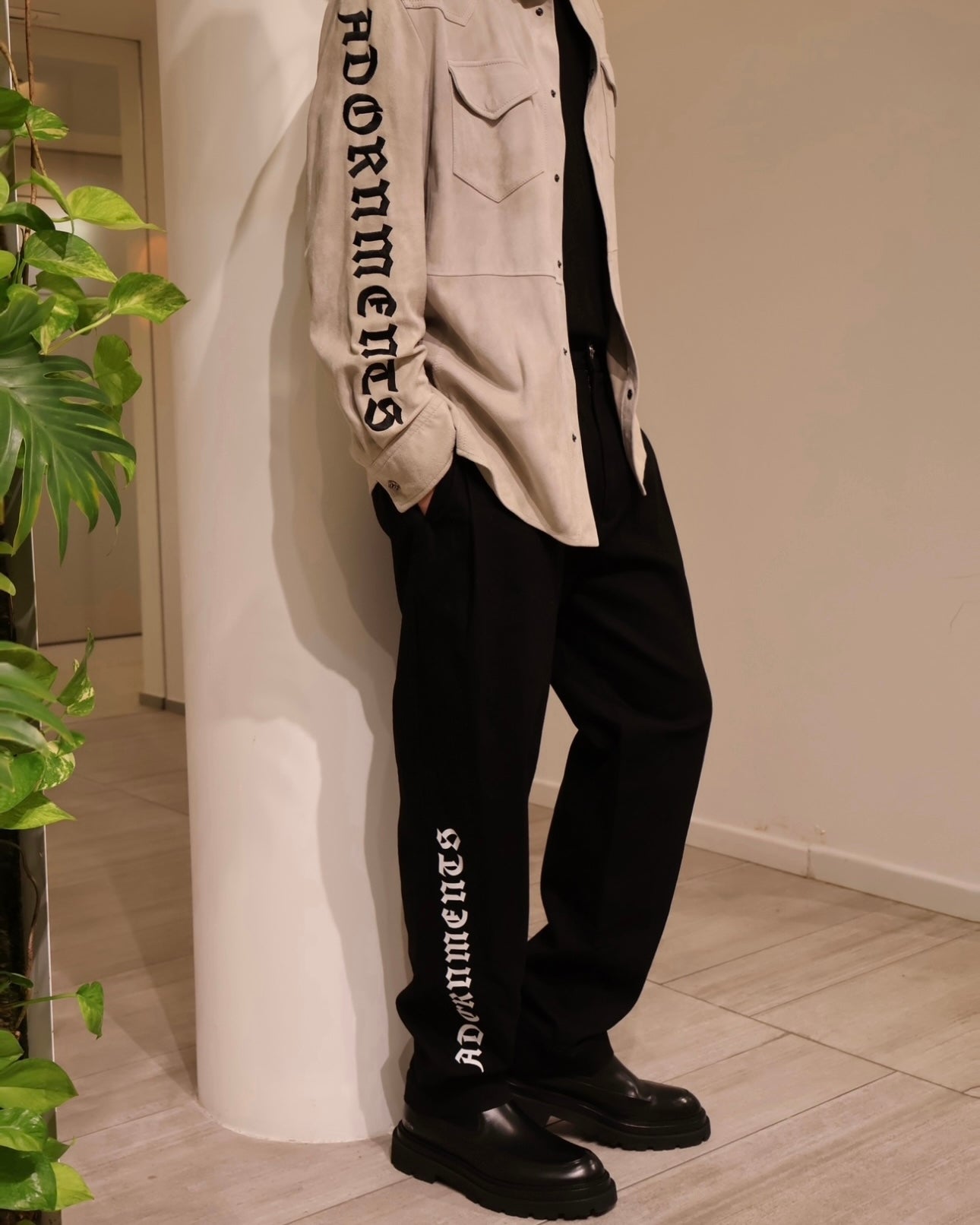 黑色裤子 带标志 