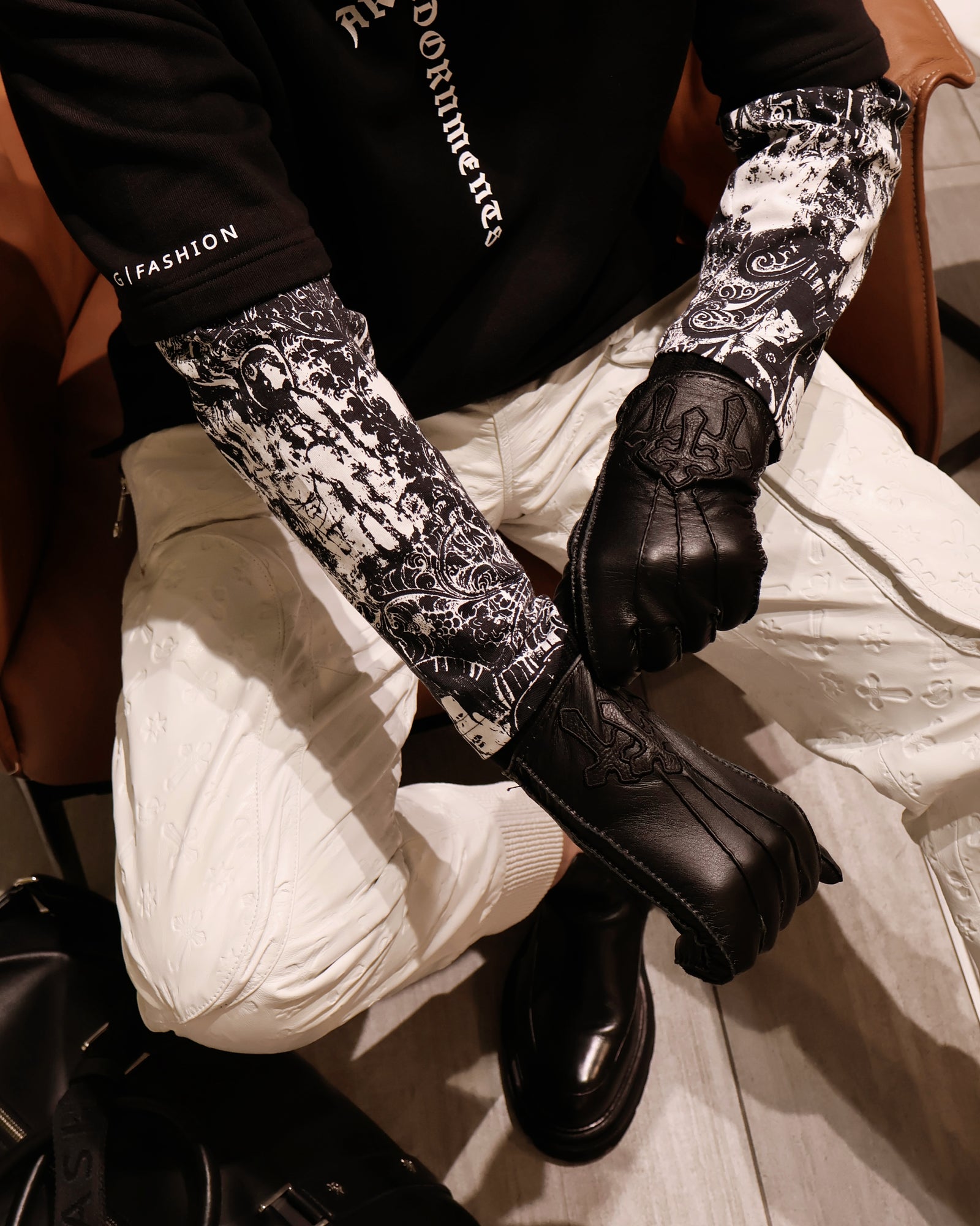 BLACK LEATHER GLOVES