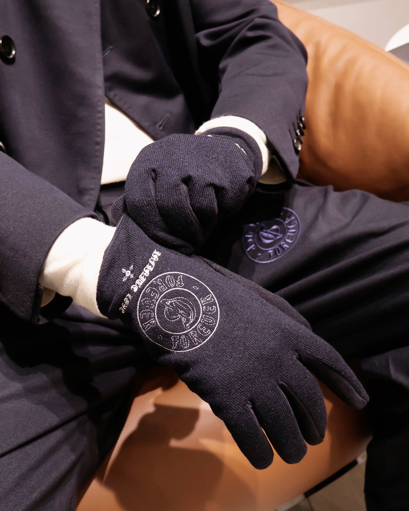 BLUE CASHMERE GLOVES WITH LOGO