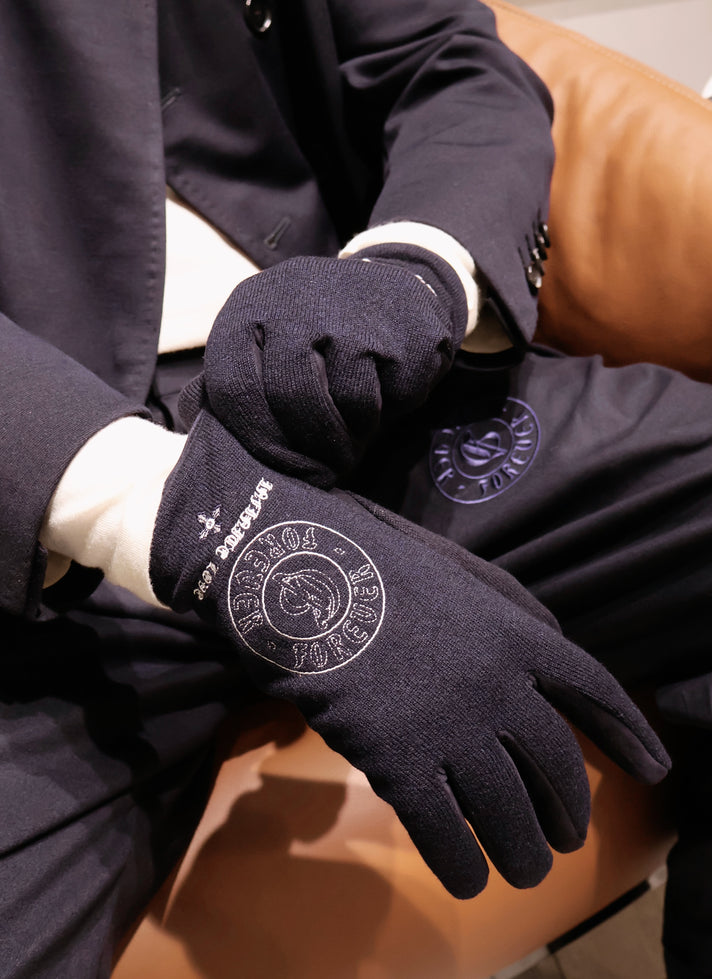 蓝色带标志的羊绒手套