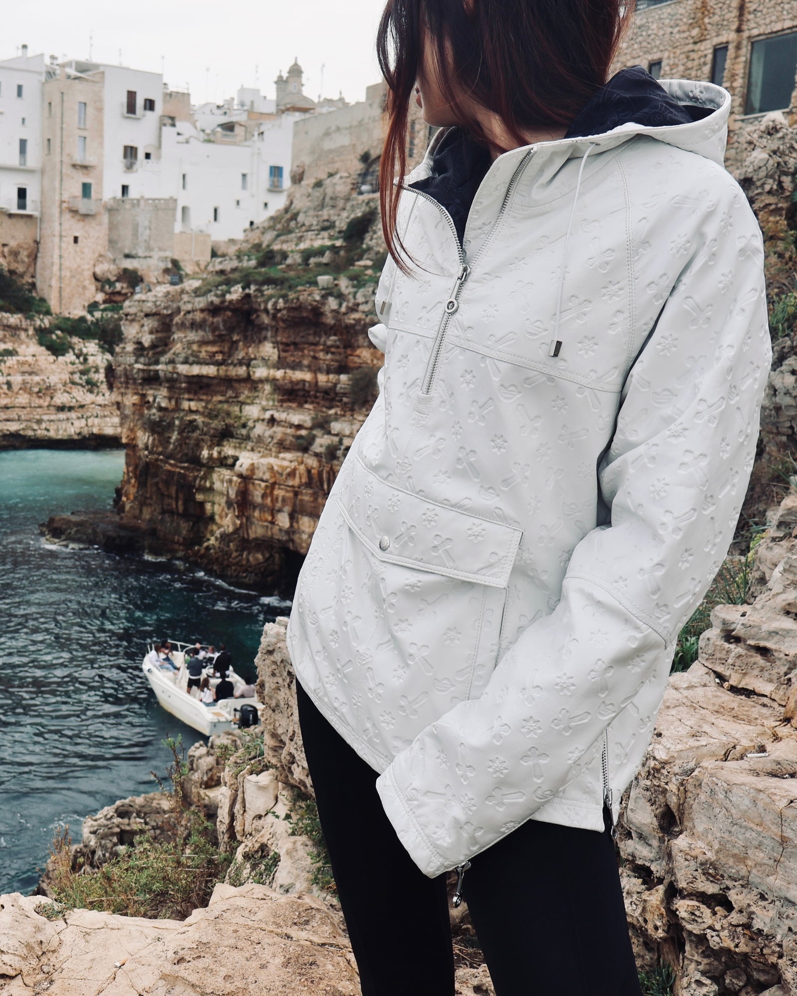 白色带帽加垫皮夹克 