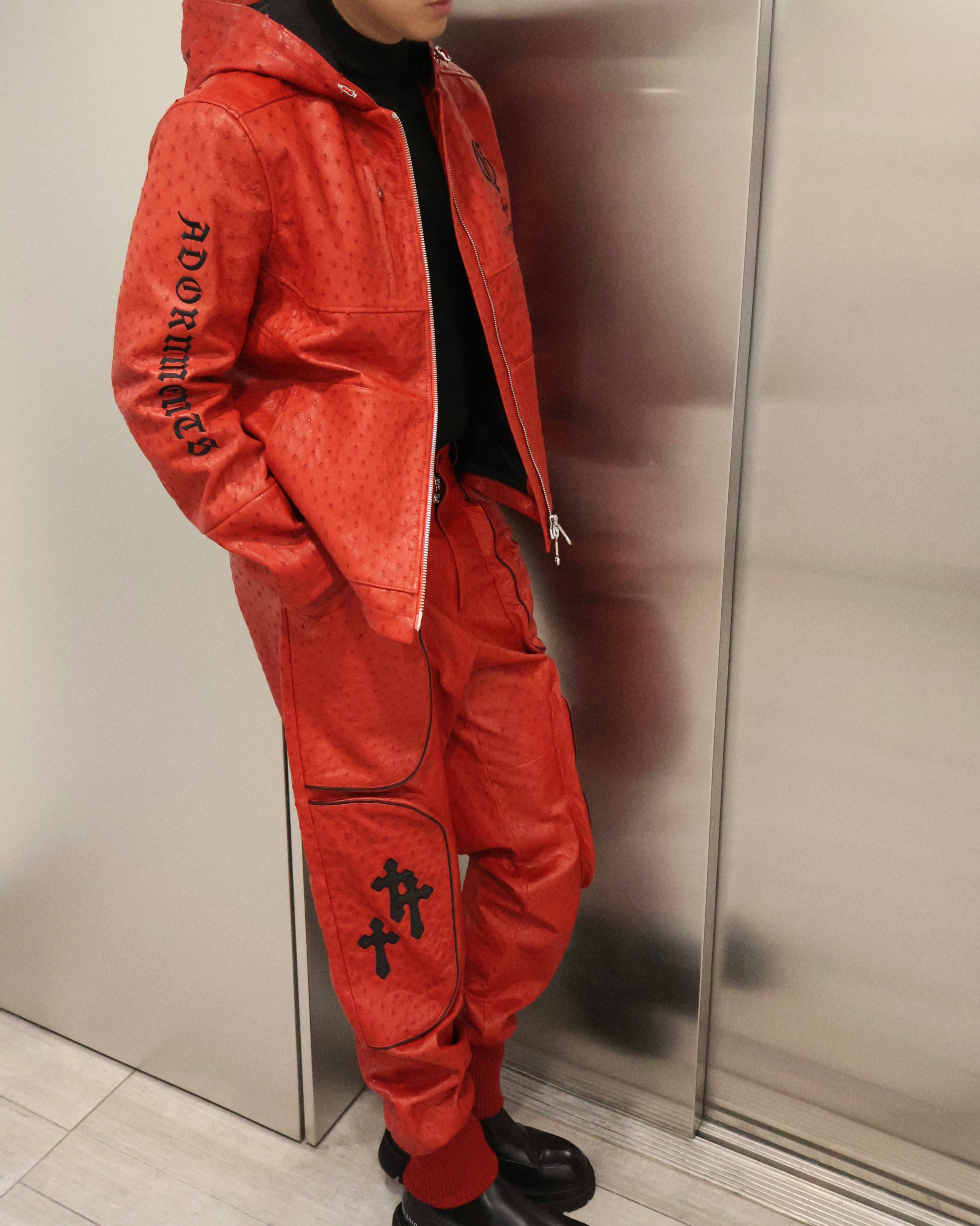 红色鸵鸟皮慢跑裤