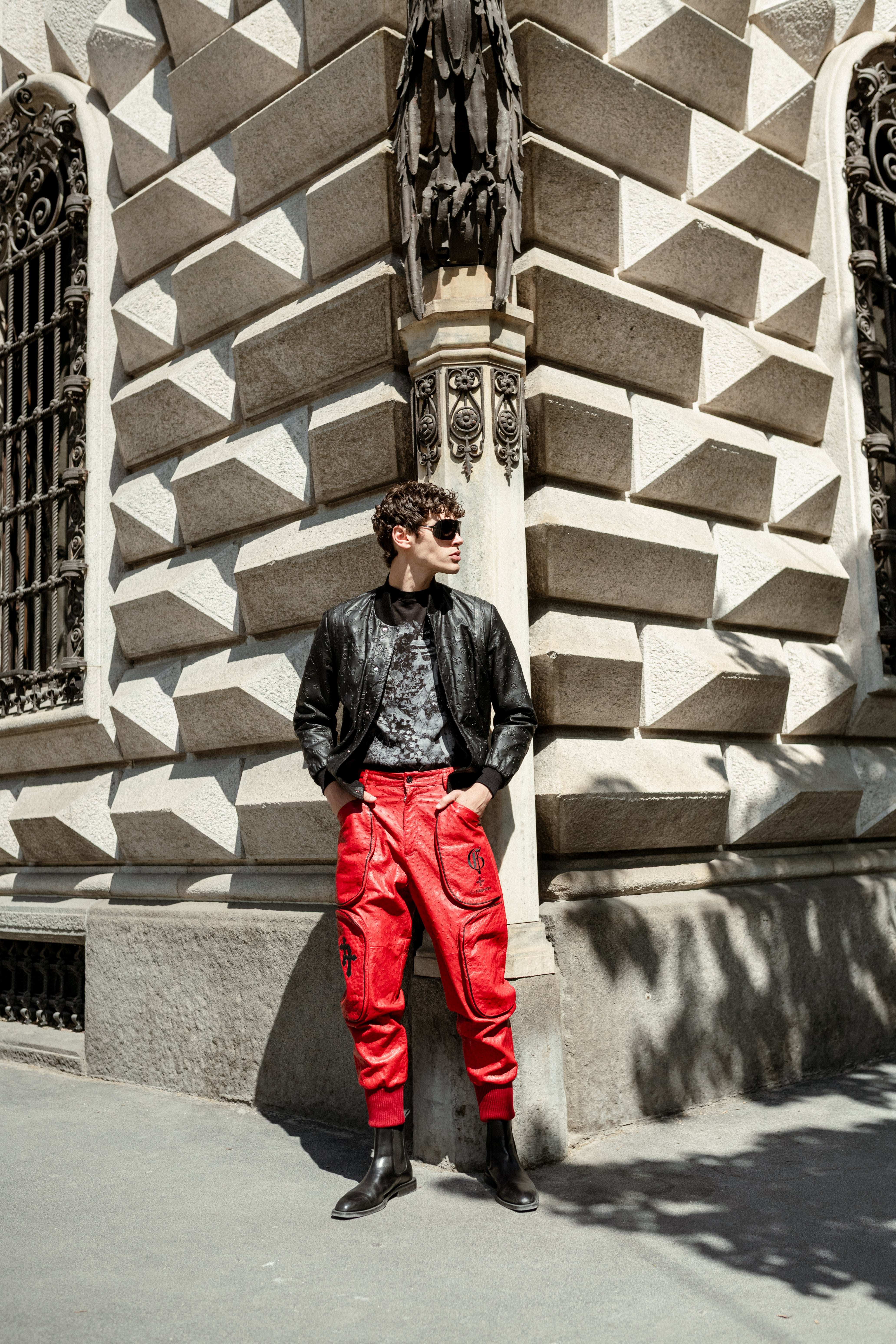 红色鸵鸟皮慢跑裤