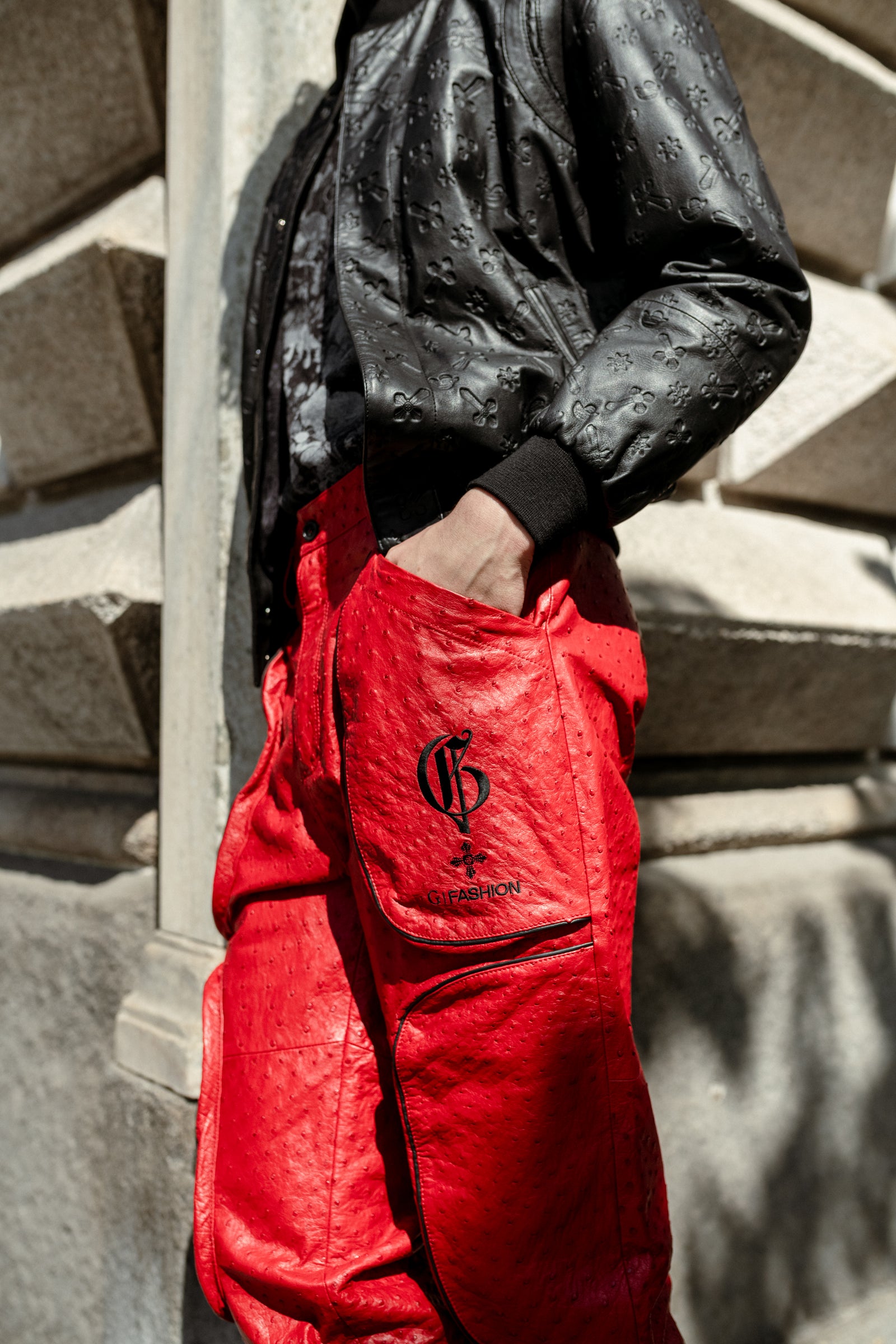 红色鸵鸟皮慢跑裤