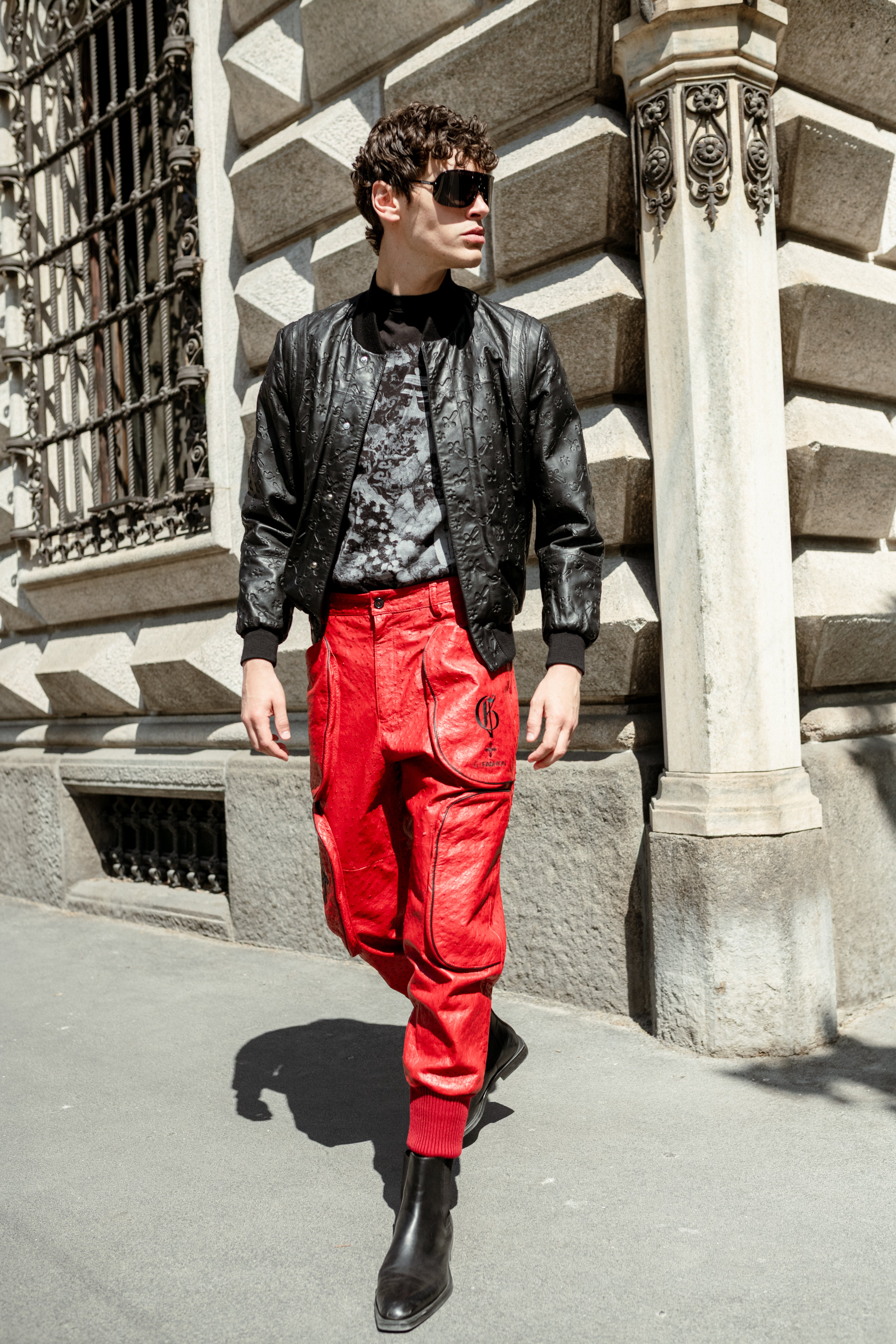 红色鸵鸟皮慢跑裤