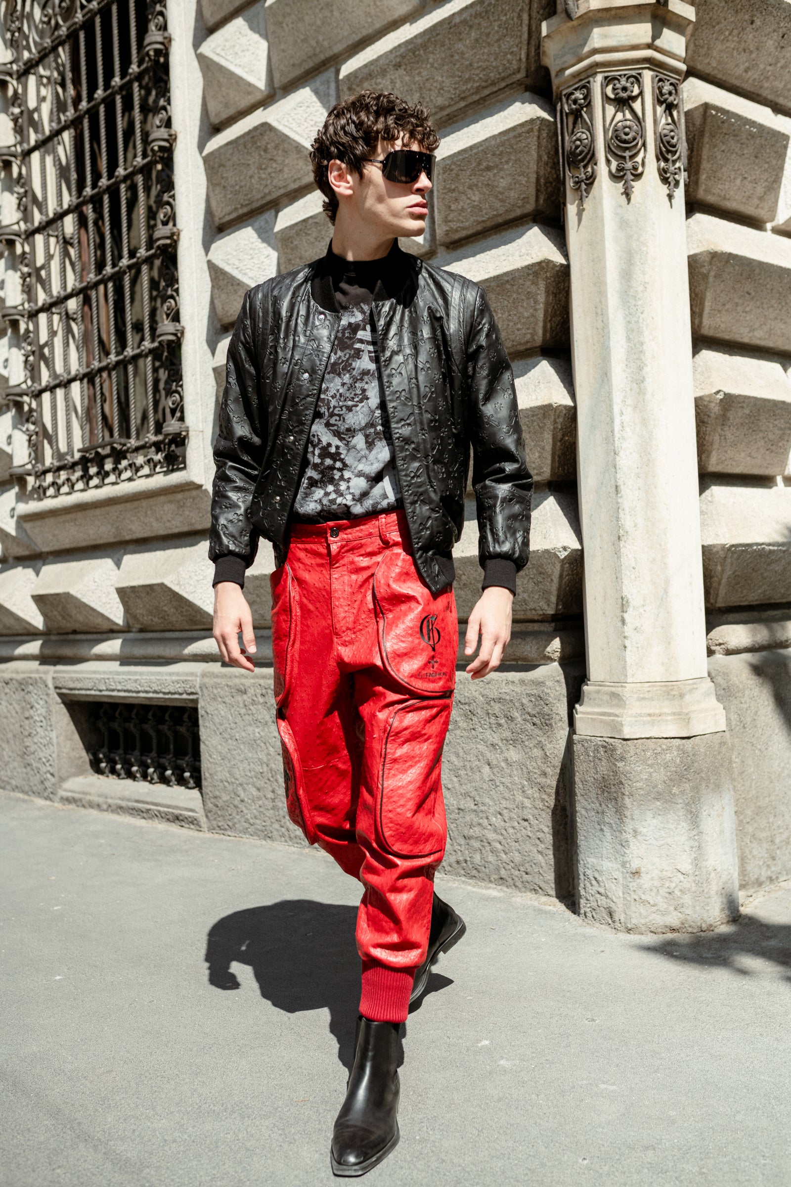 红色鸵鸟皮慢跑裤