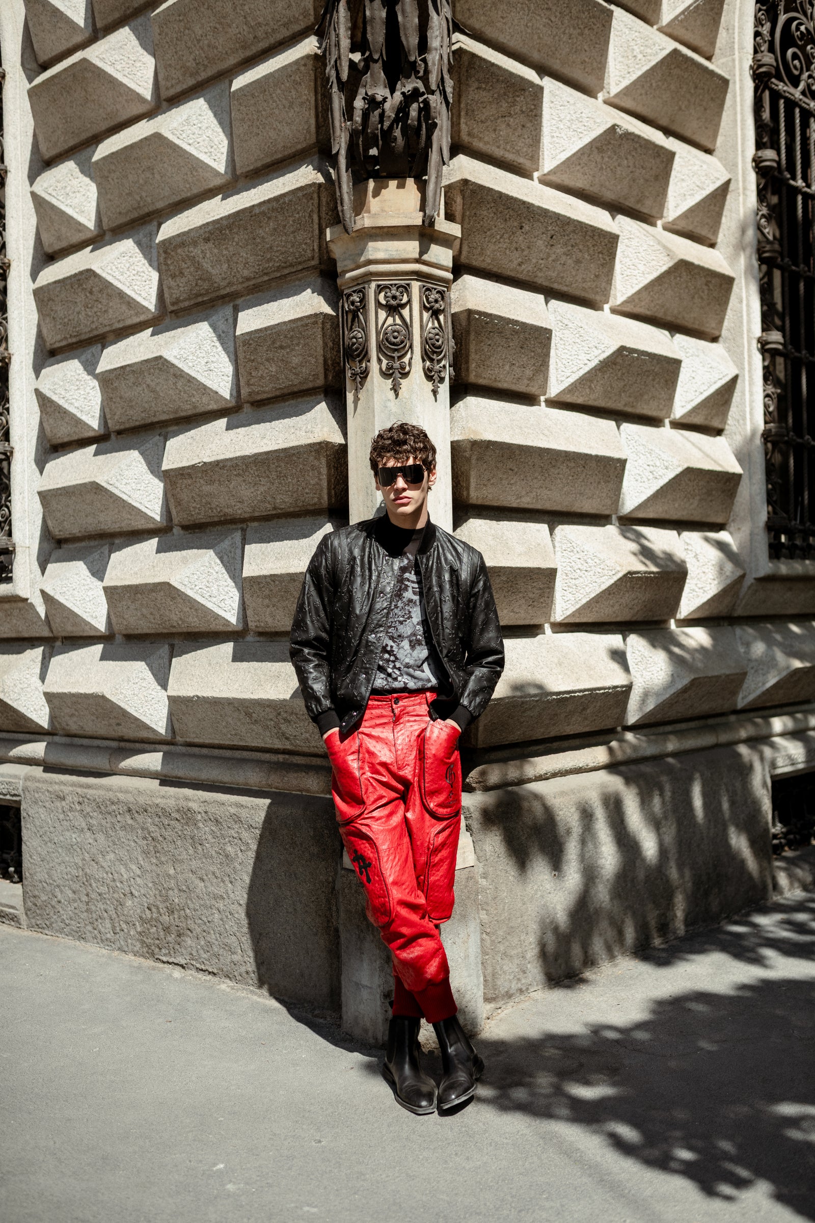 红色鸵鸟皮慢跑裤