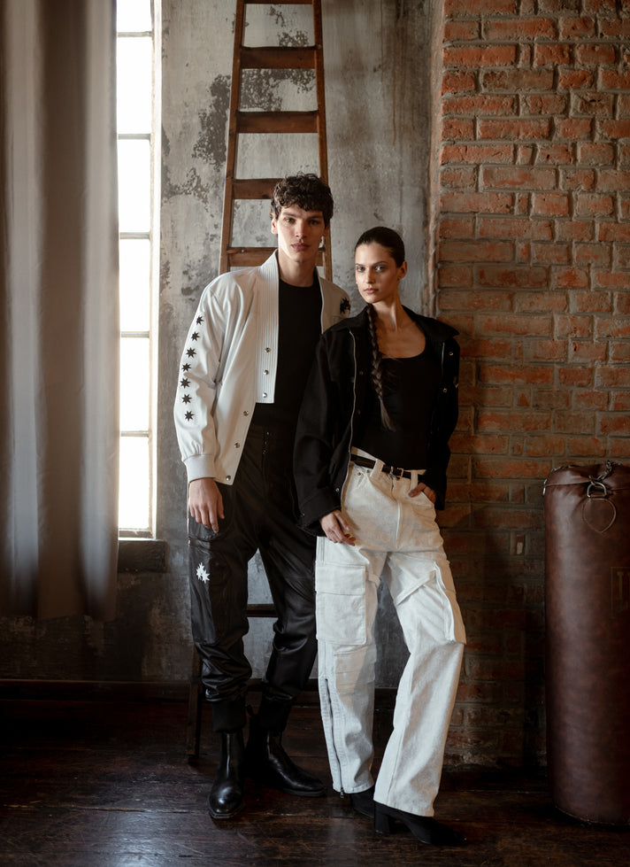 带有七芒星标志的黑色鹿皮裤