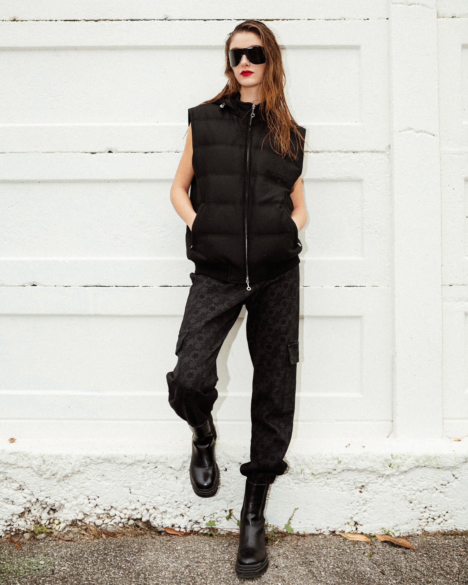 黑色皮制有填充物的马甲 