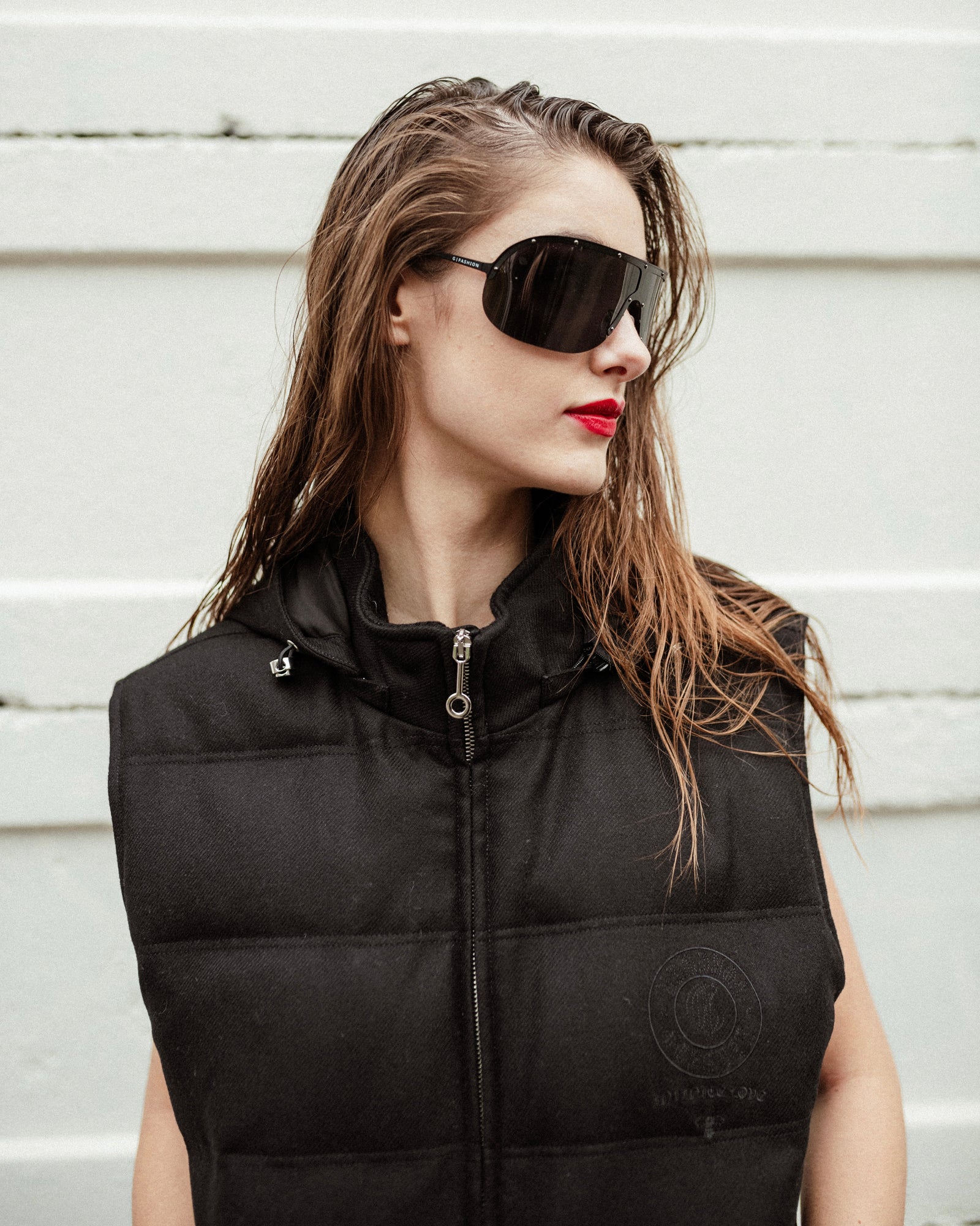 黑色皮制有填充物的马甲 