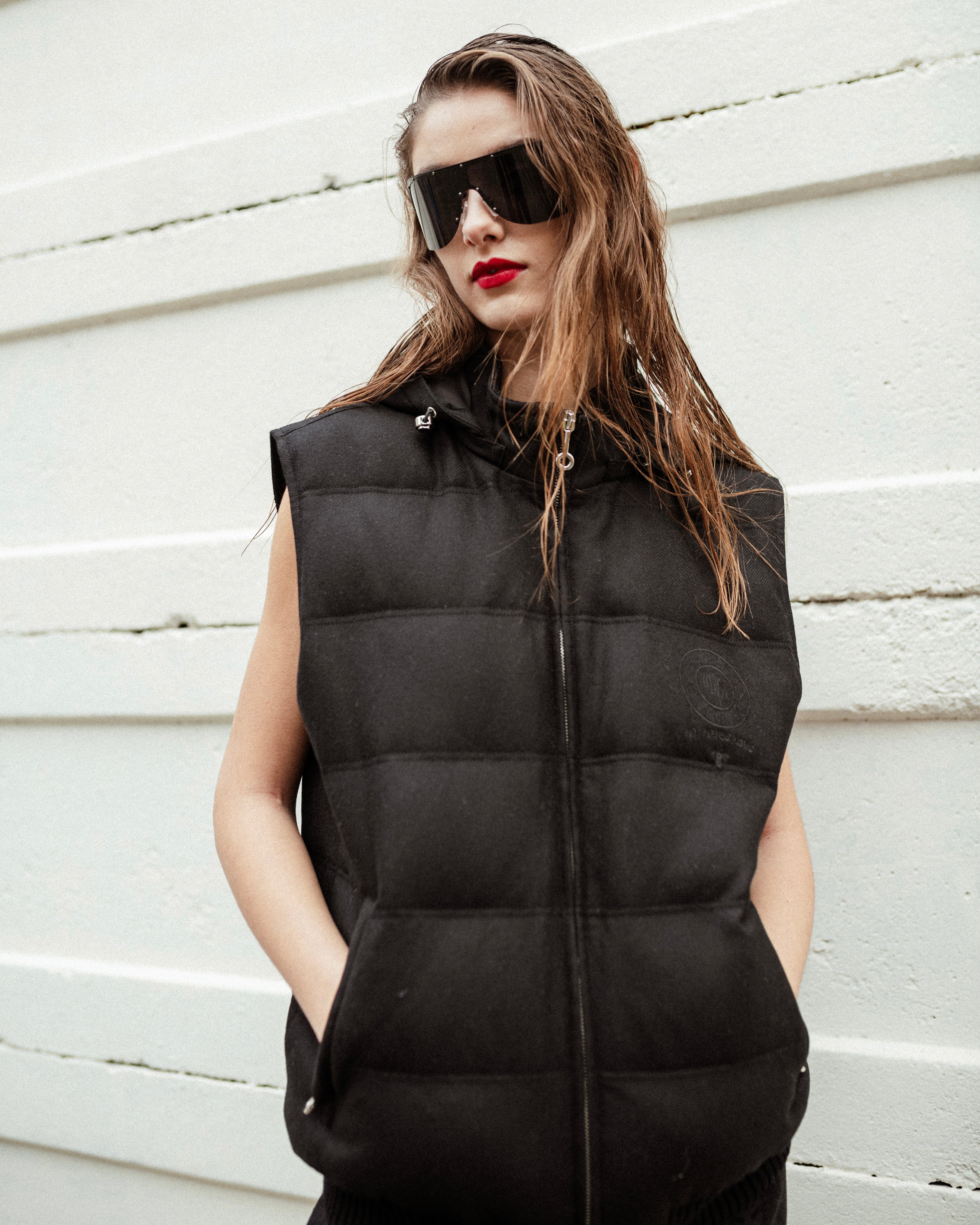 黑色皮制有填充物的马甲 