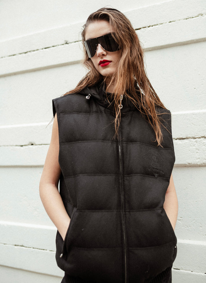 黑色皮制有填充物的马甲 