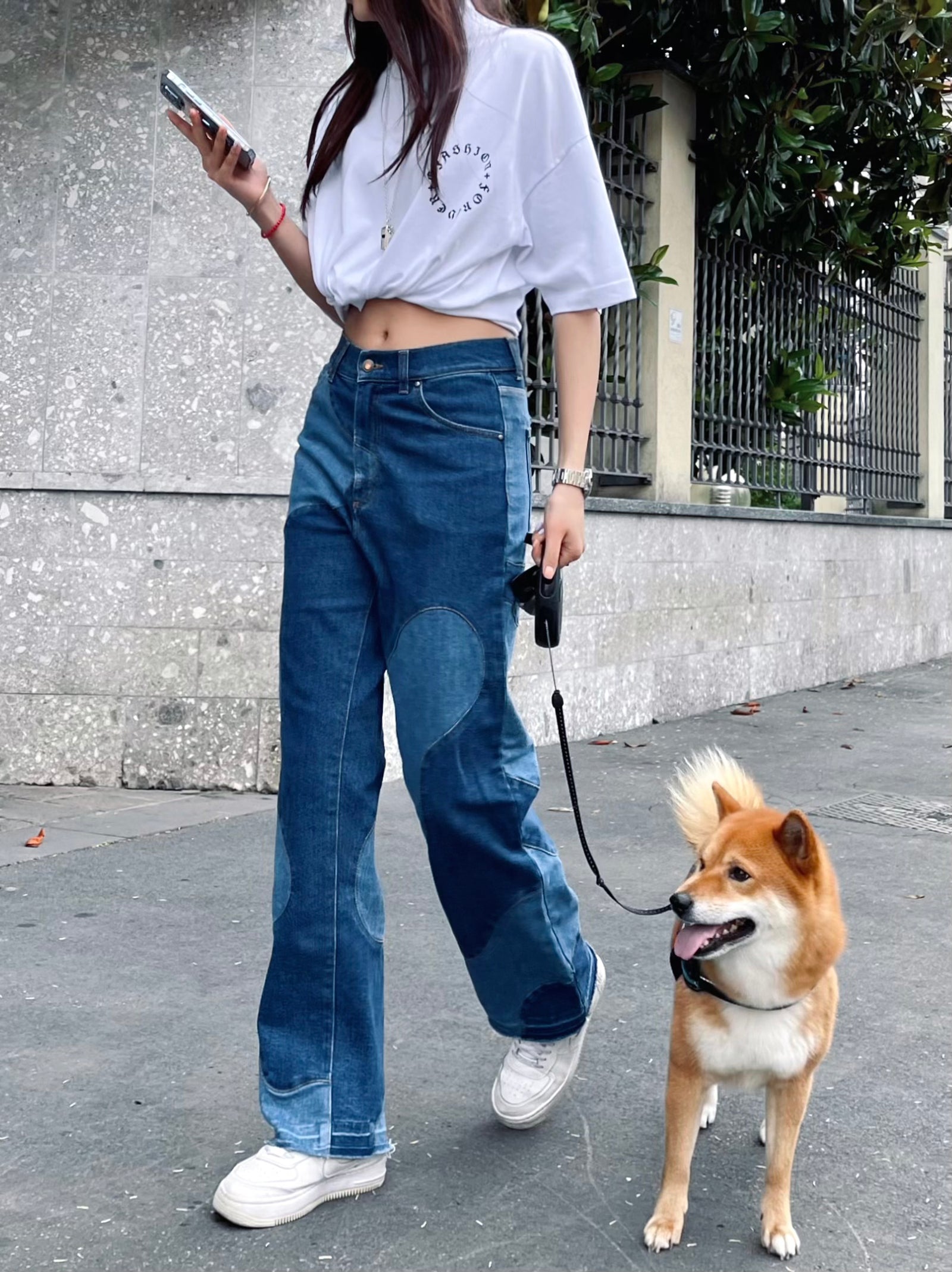 白色高领T恤 带标志