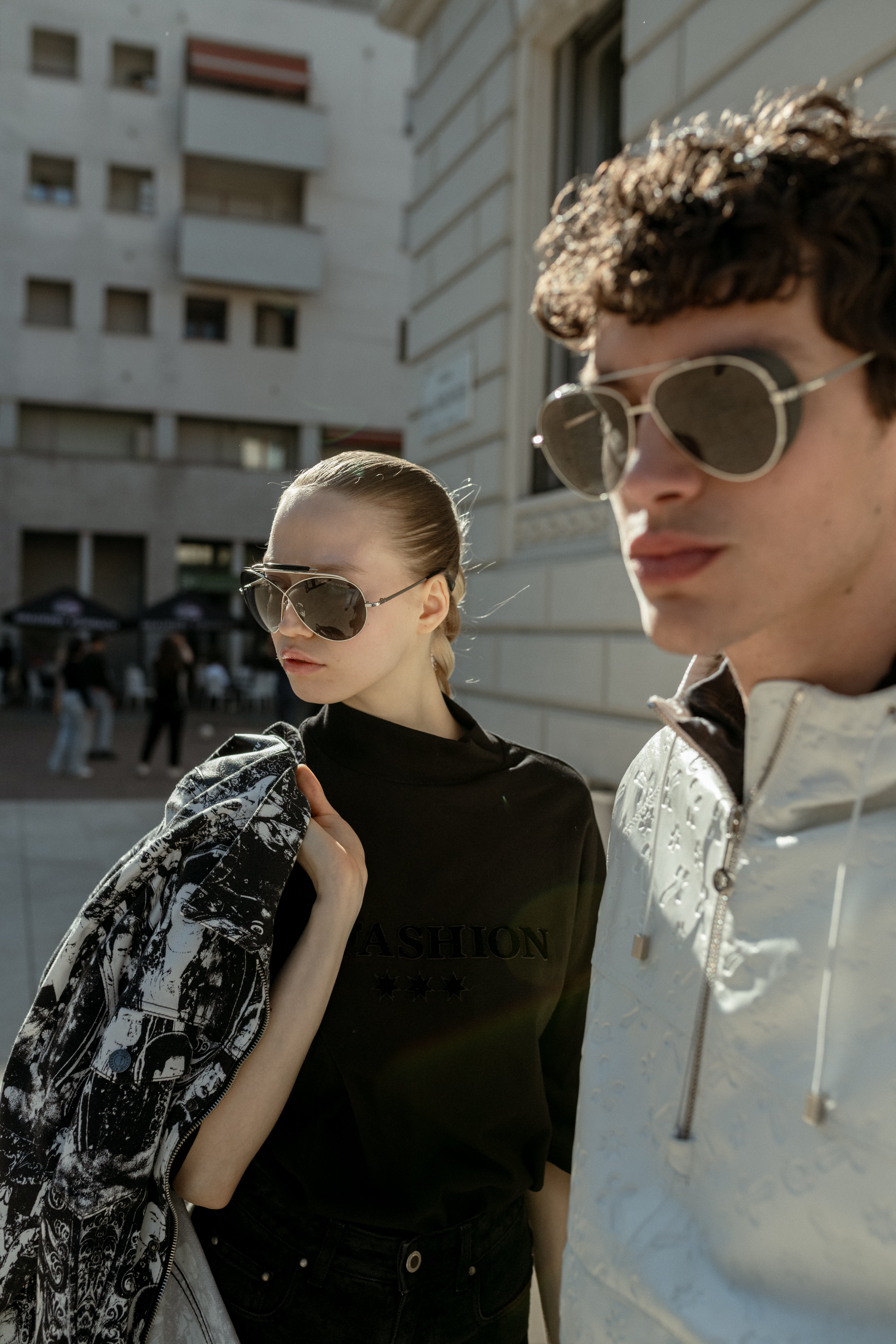  黑色短袖T恤，带有黑色印花