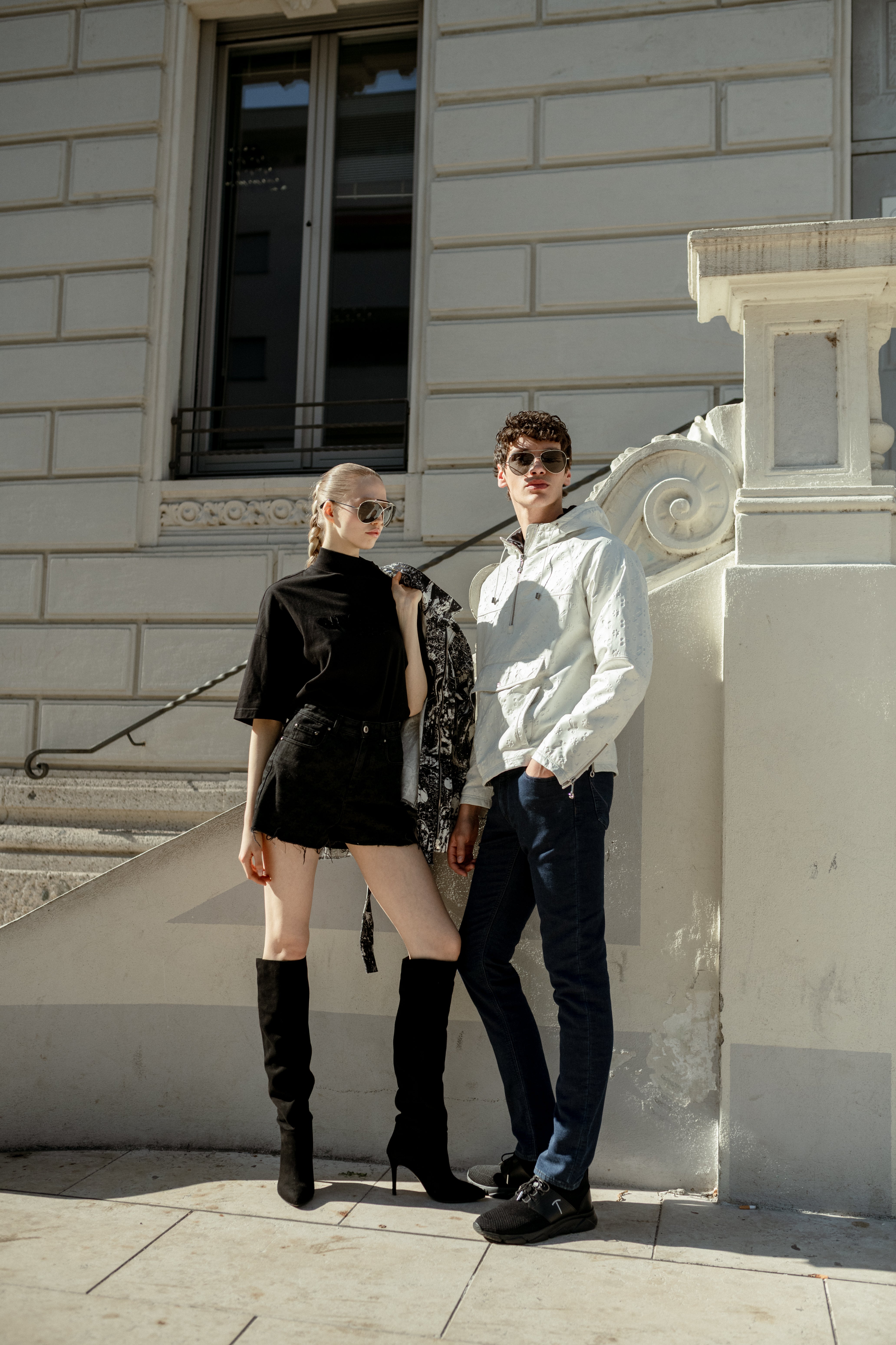  黑色短袖T恤，带有黑色印花