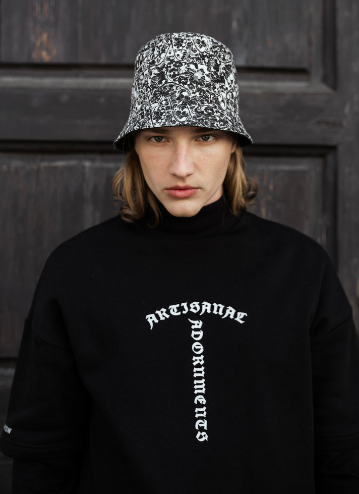 黑色高领运动衫，带有白色印花。