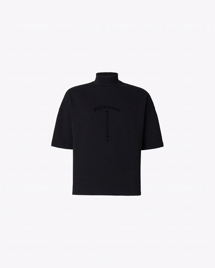 黑色短袖带黑色绒布印花的高领卫衣