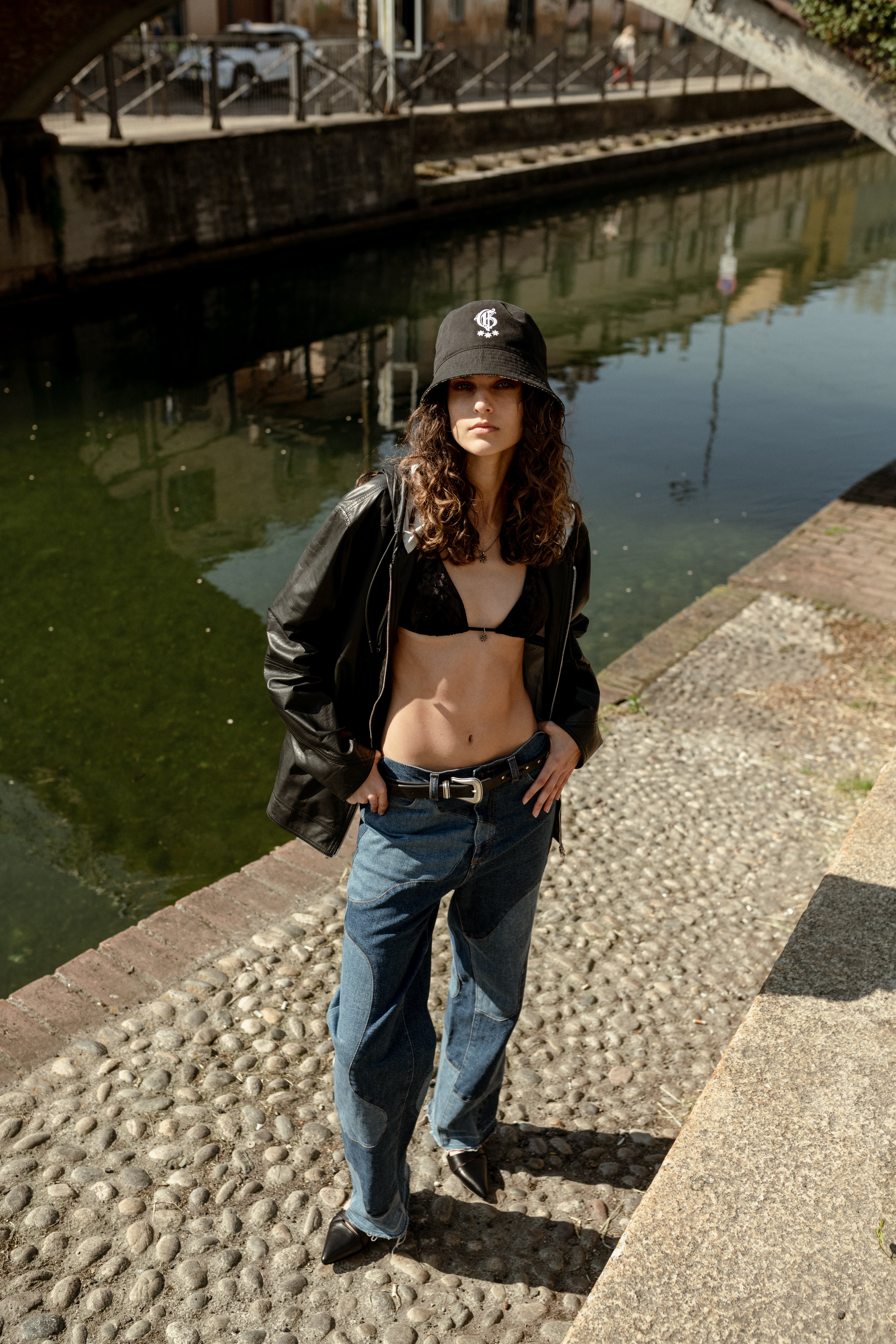 拼接设计牛仔裤