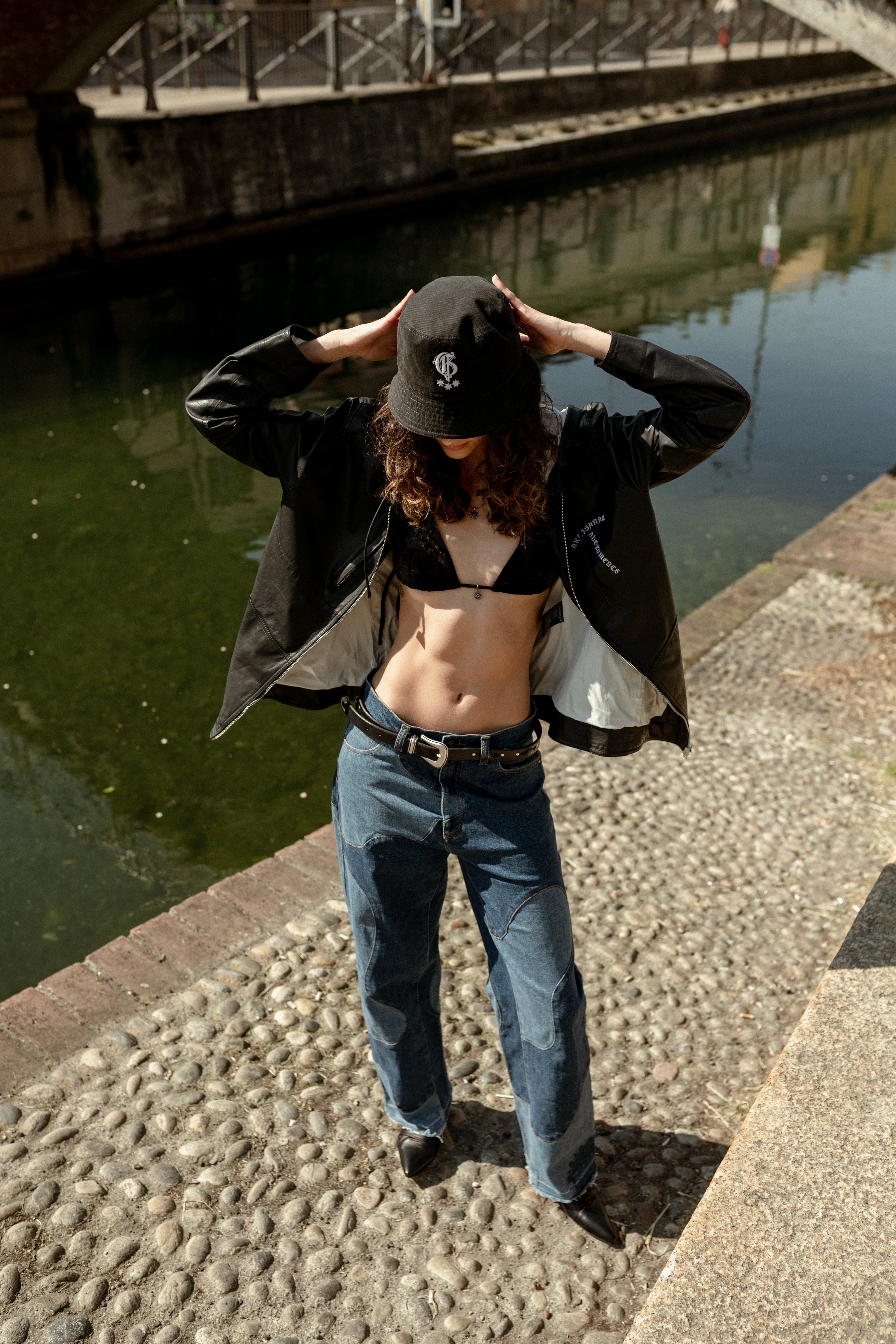 拼接设计牛仔裤