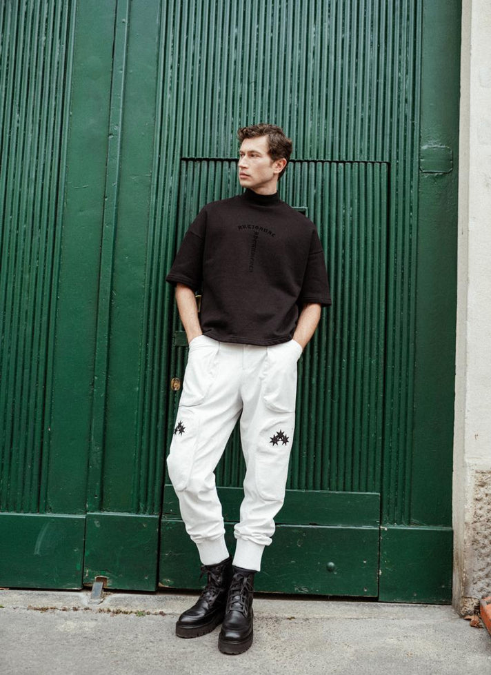 黑色短袖带黑色绒布印花的高领卫衣