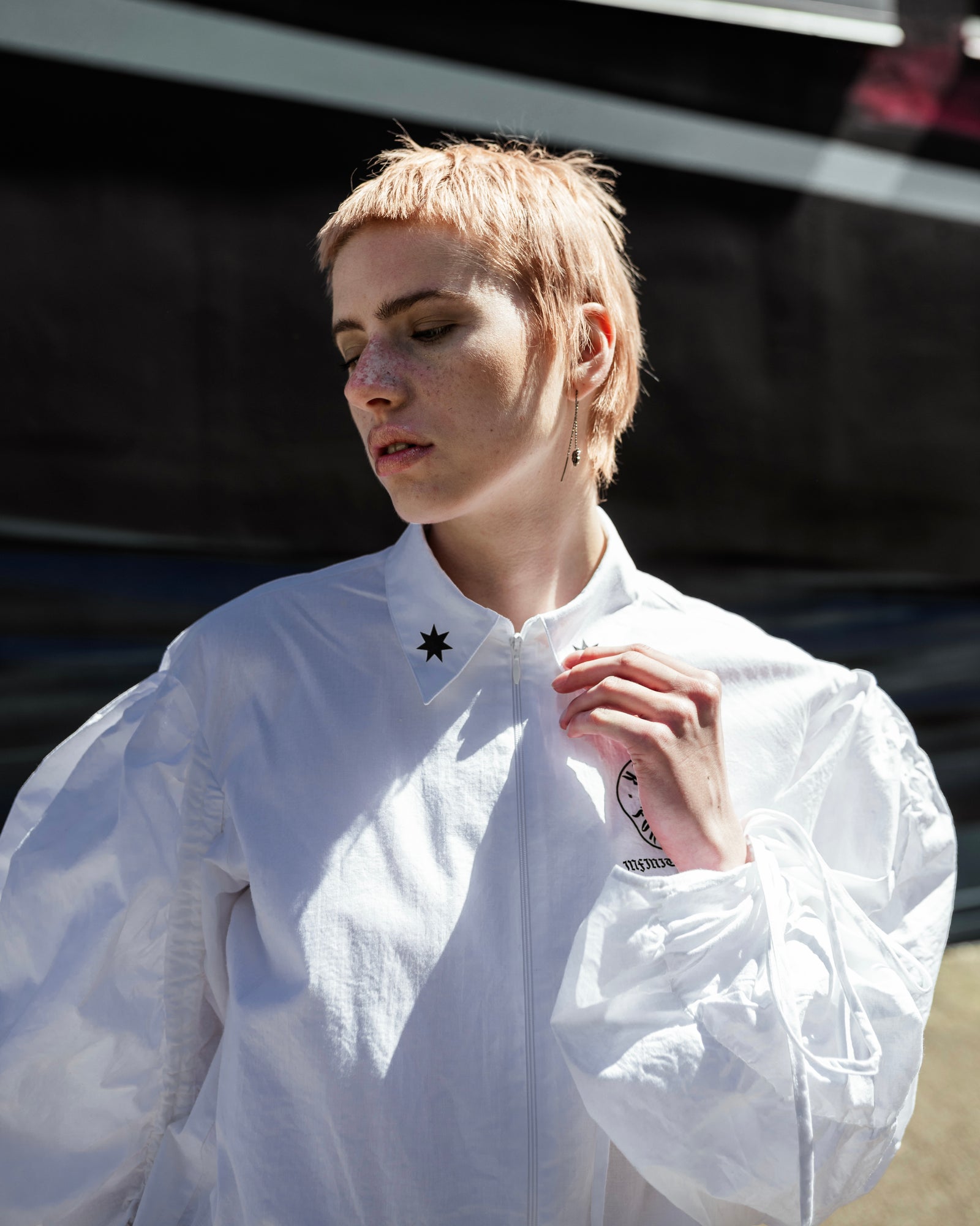 白色棉质泡泡袖衬衫