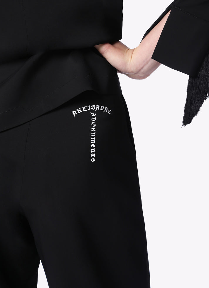 黑色高腰裤搭配档案标志 