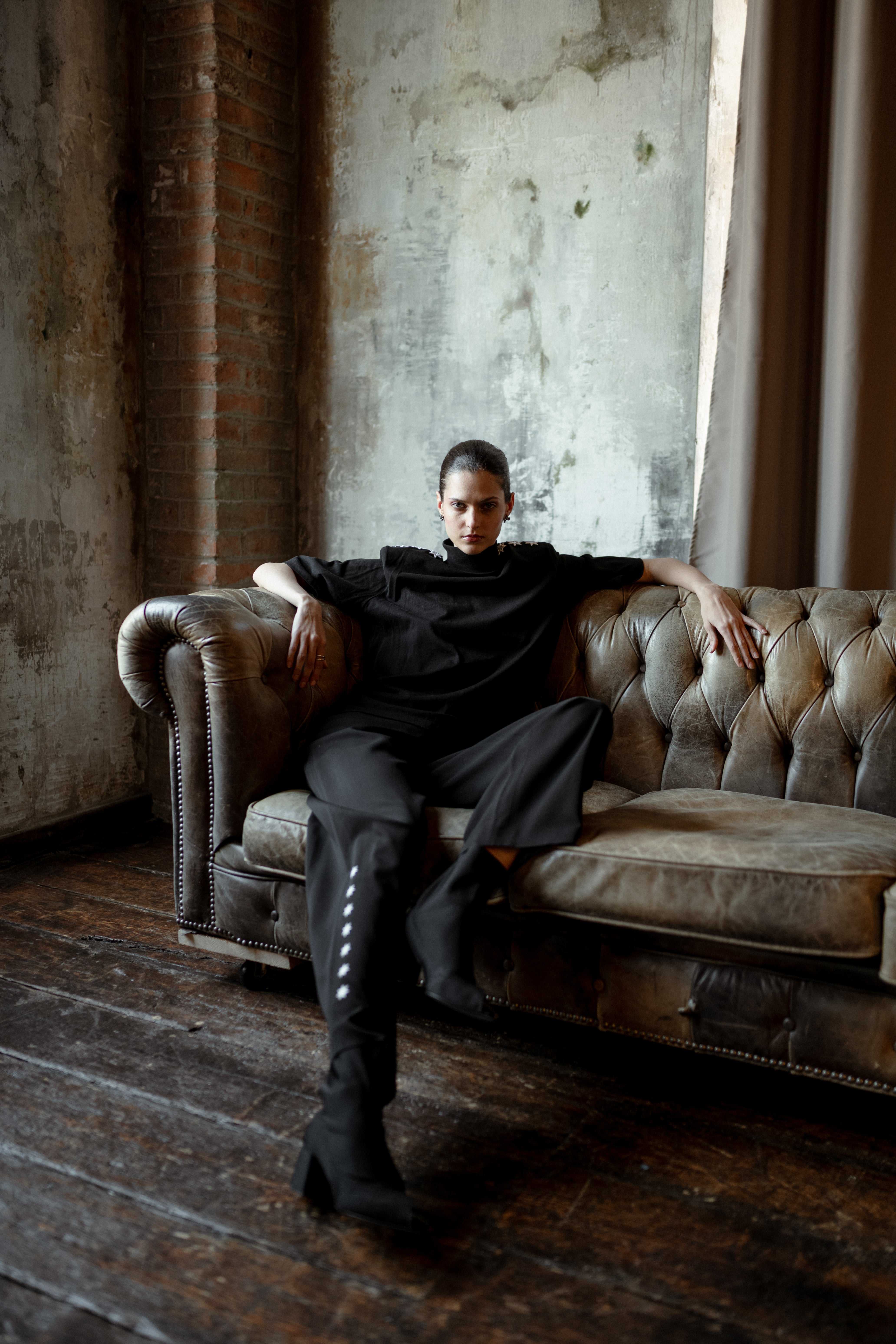 黑色高腰裤搭配档案标志 