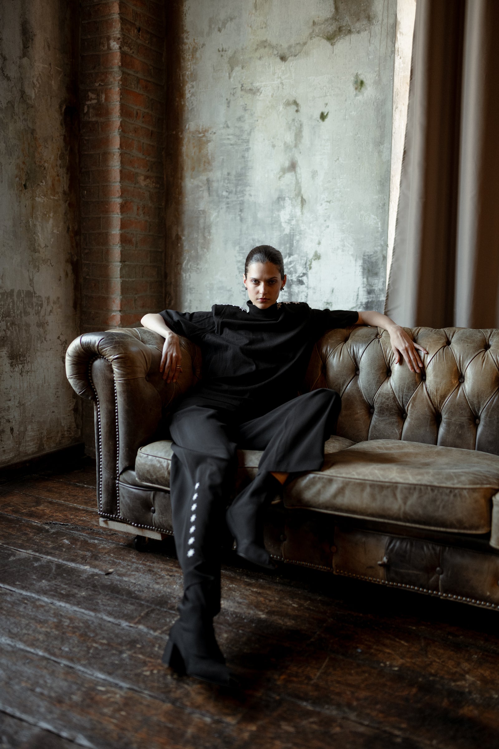 黑色高腰裤搭配档案标志 