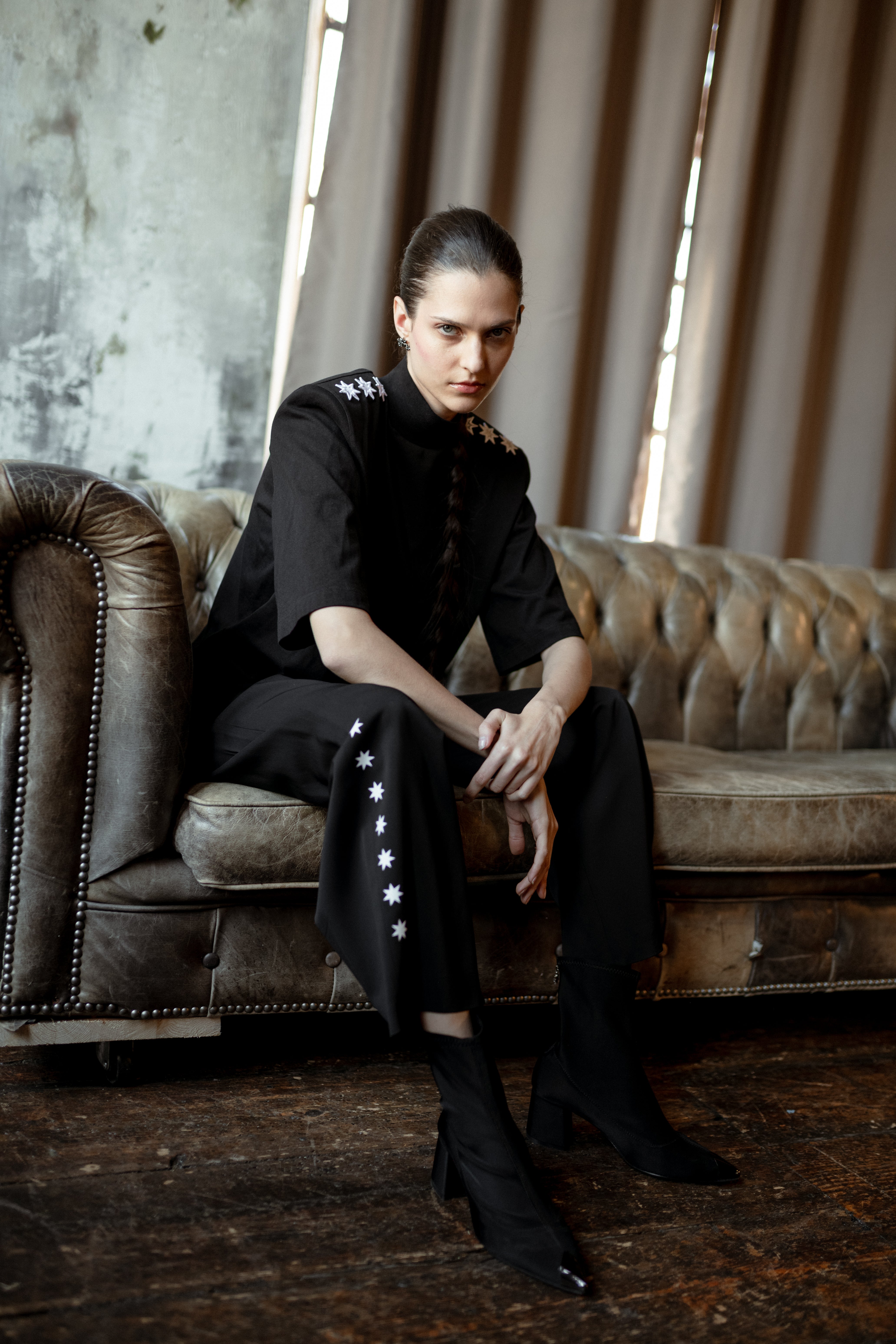 黑色高腰裤搭配档案标志 