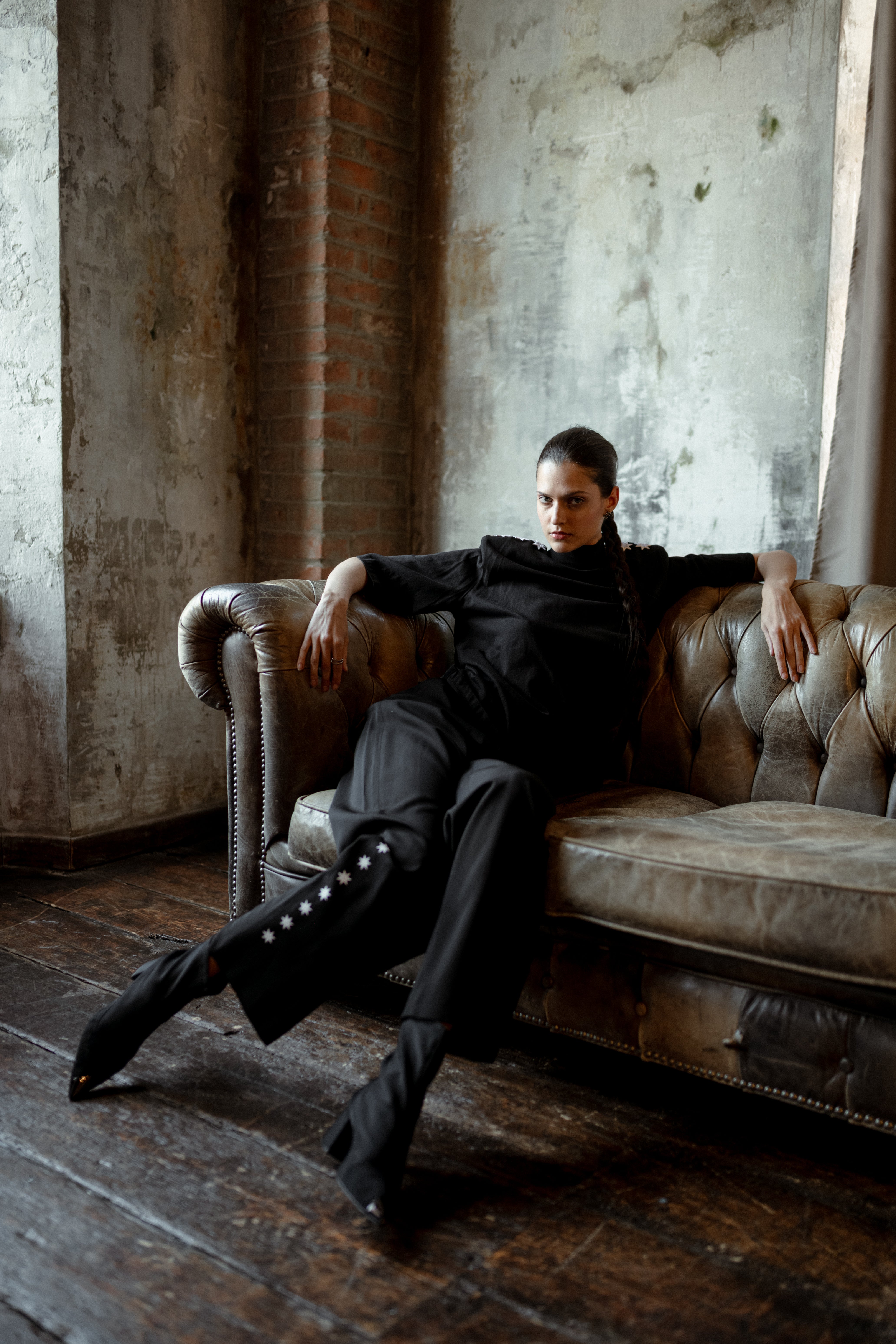 黑色高腰裤搭配档案标志 