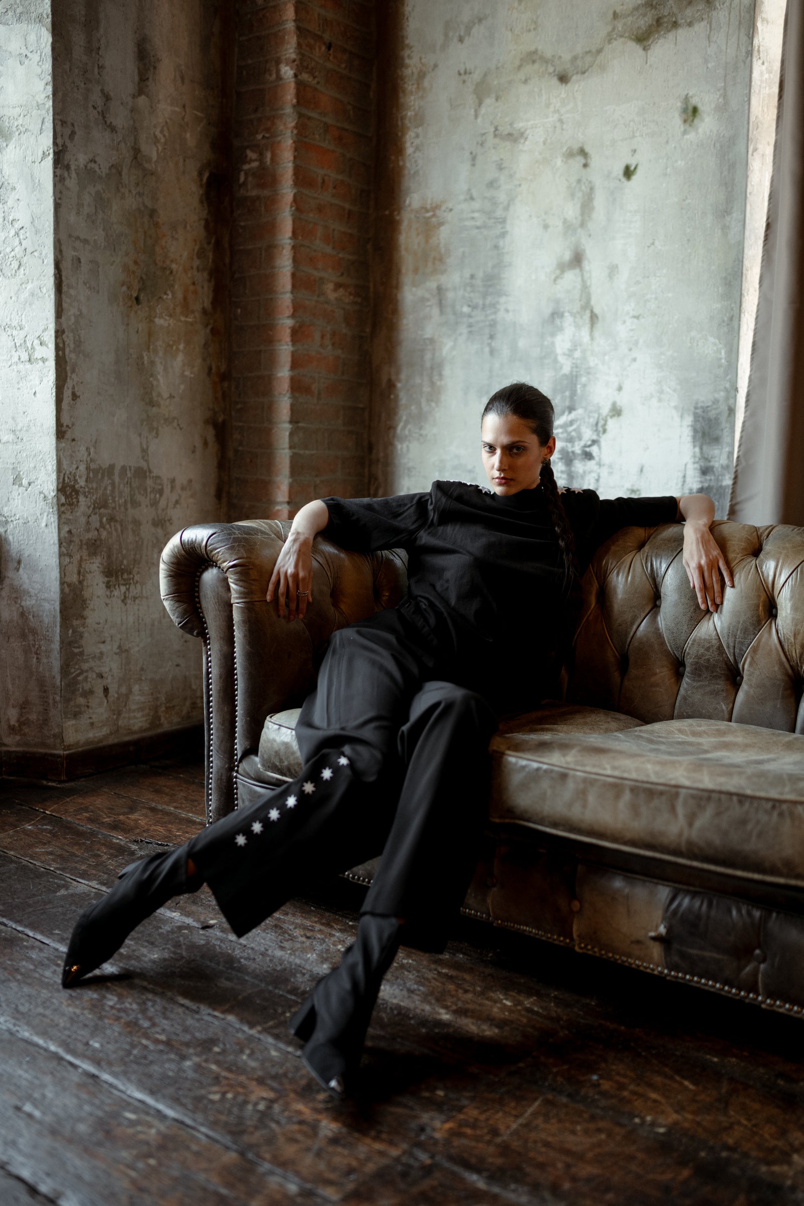 黑色高腰裤搭配档案标志 