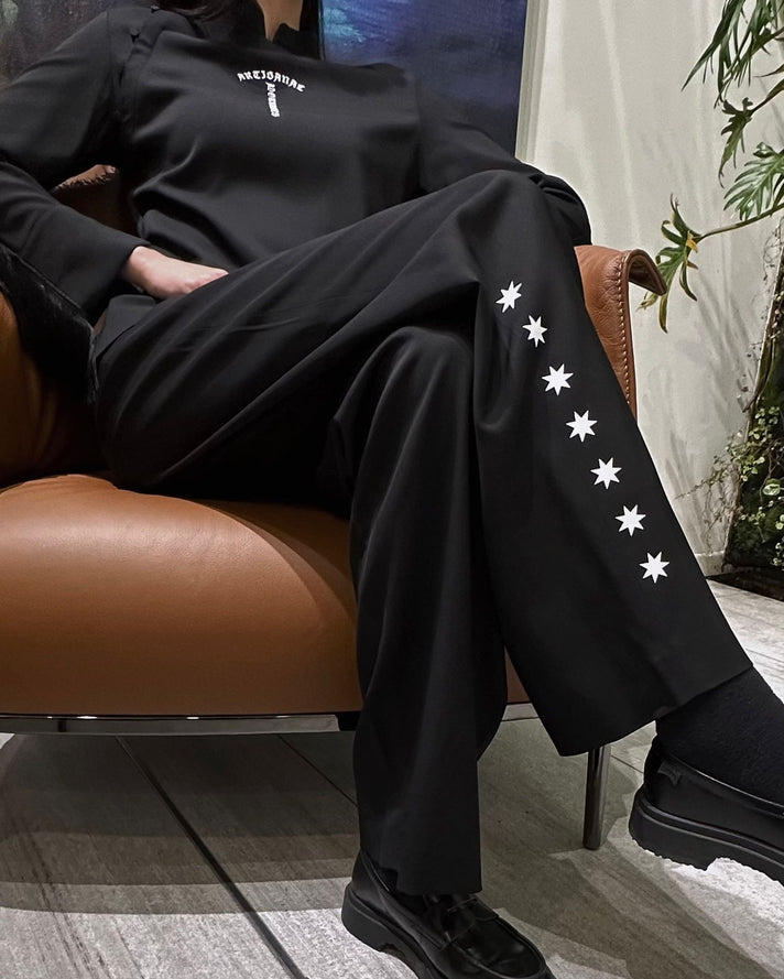 黑色高腰裤搭配档案标志 