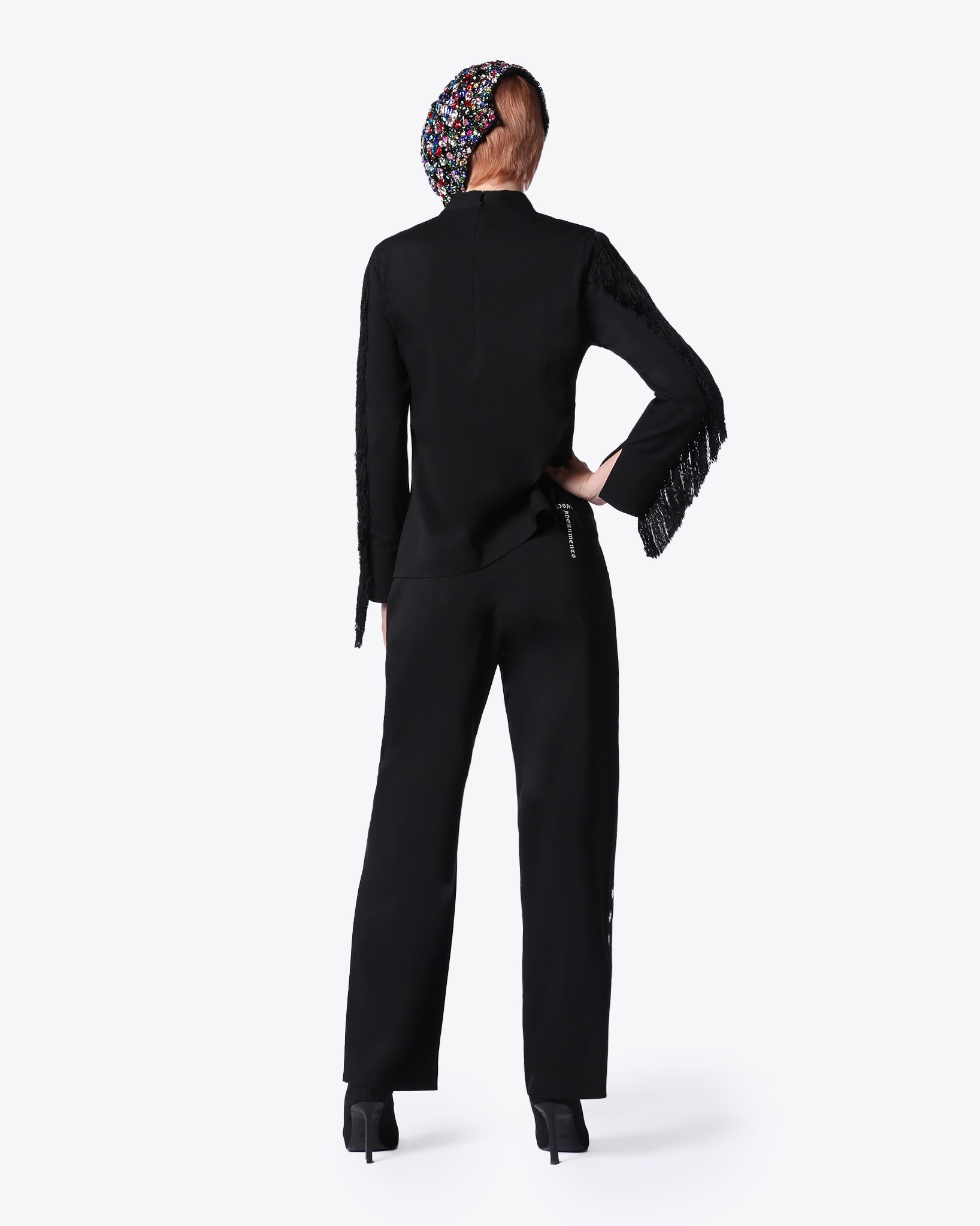 黑色立领长袖衬衫并配有存档标志