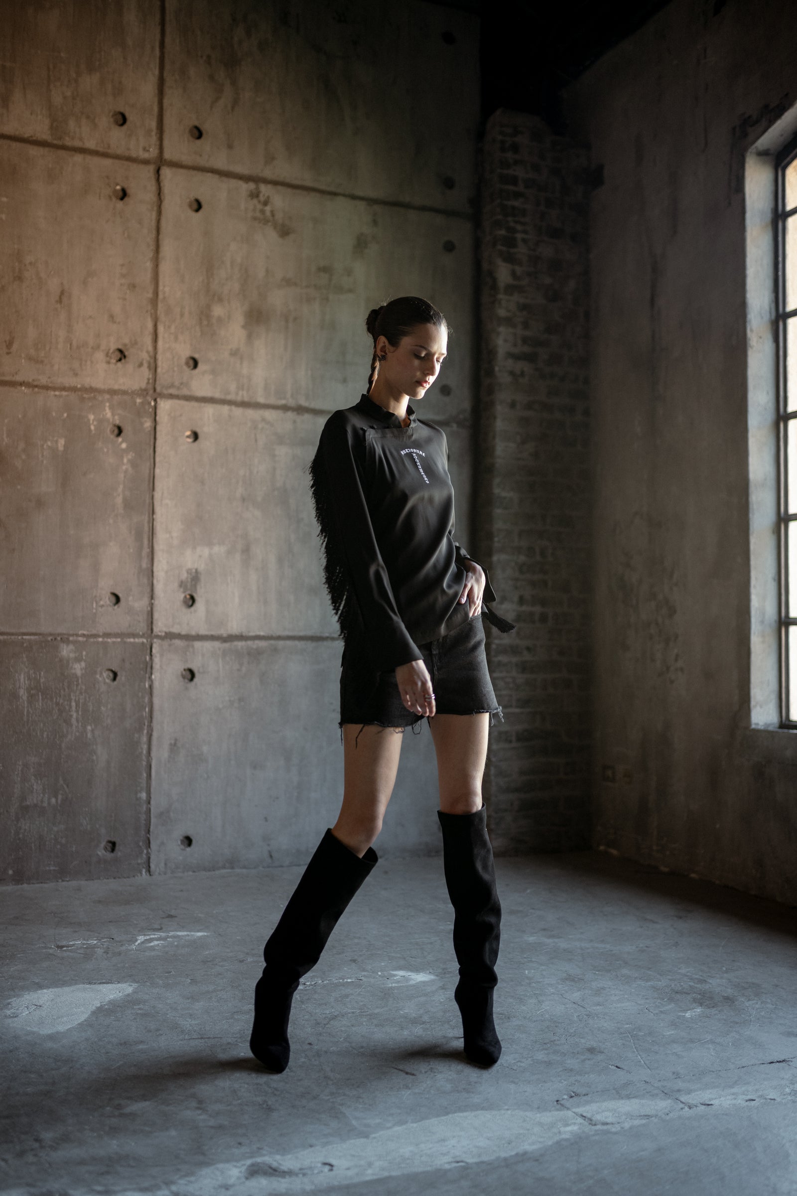 黑色立领长袖衬衫并配有存档标志