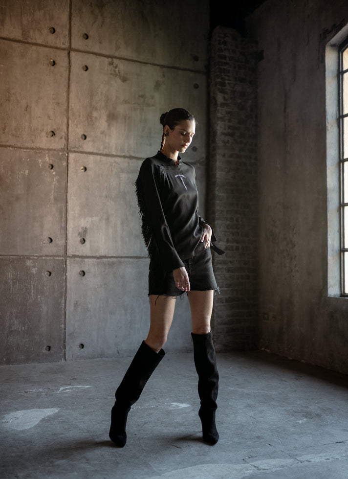 黑色立领长袖衬衫并配有存档标志