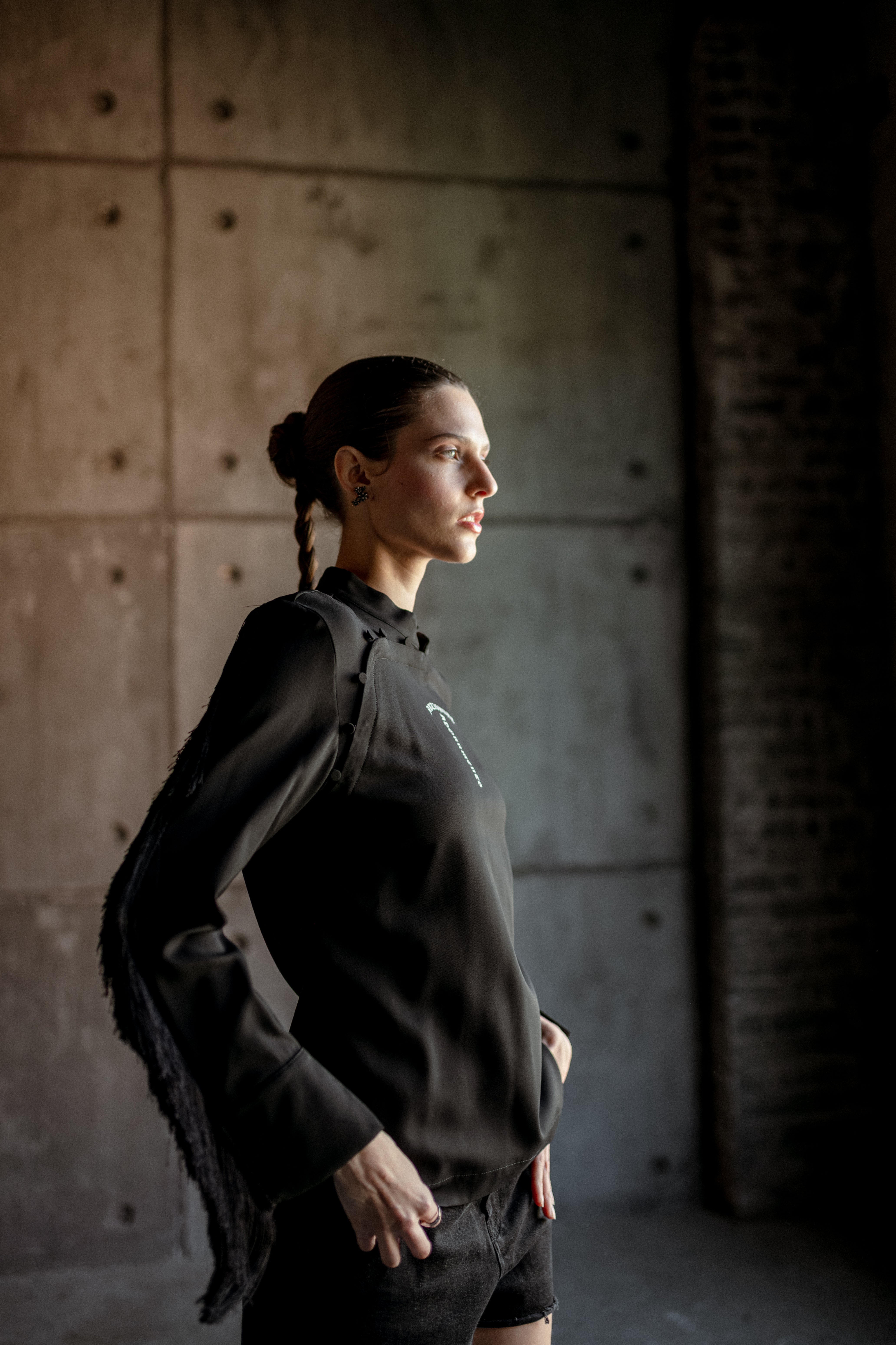 黑色立领长袖衬衫并配有存档标志