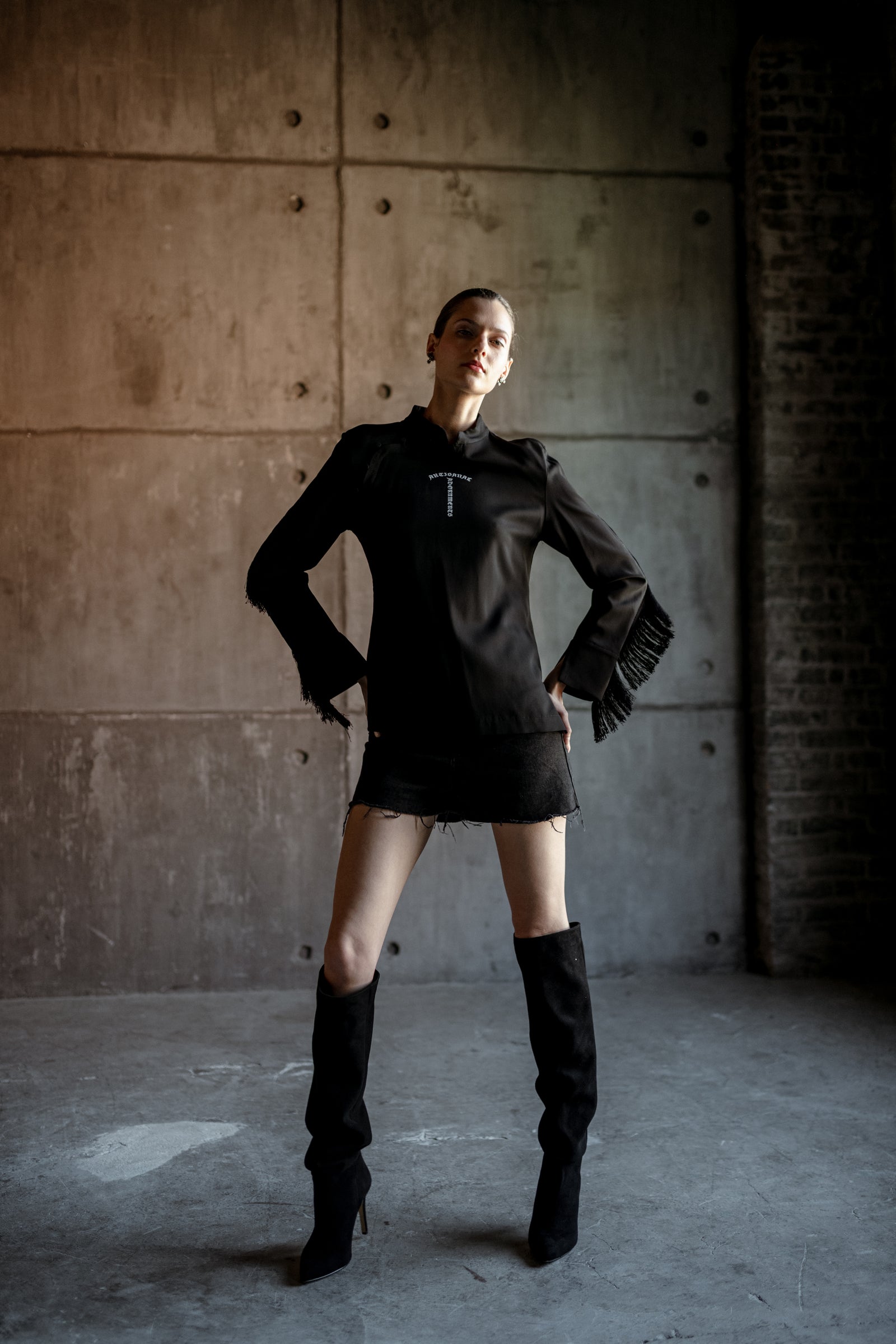 黑色立领长袖衬衫并配有存档标志