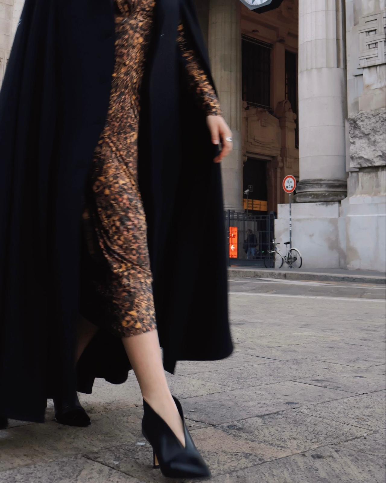 ASYMMETRIC BLACK LEATHER PUMPS