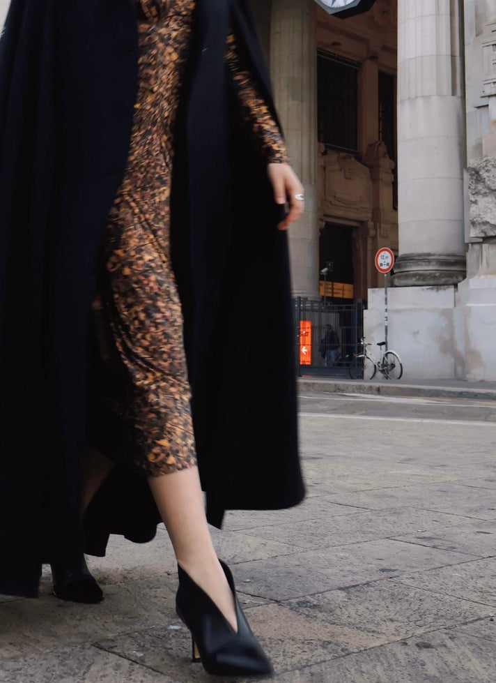 非对称黑色皮革高跟鞋 