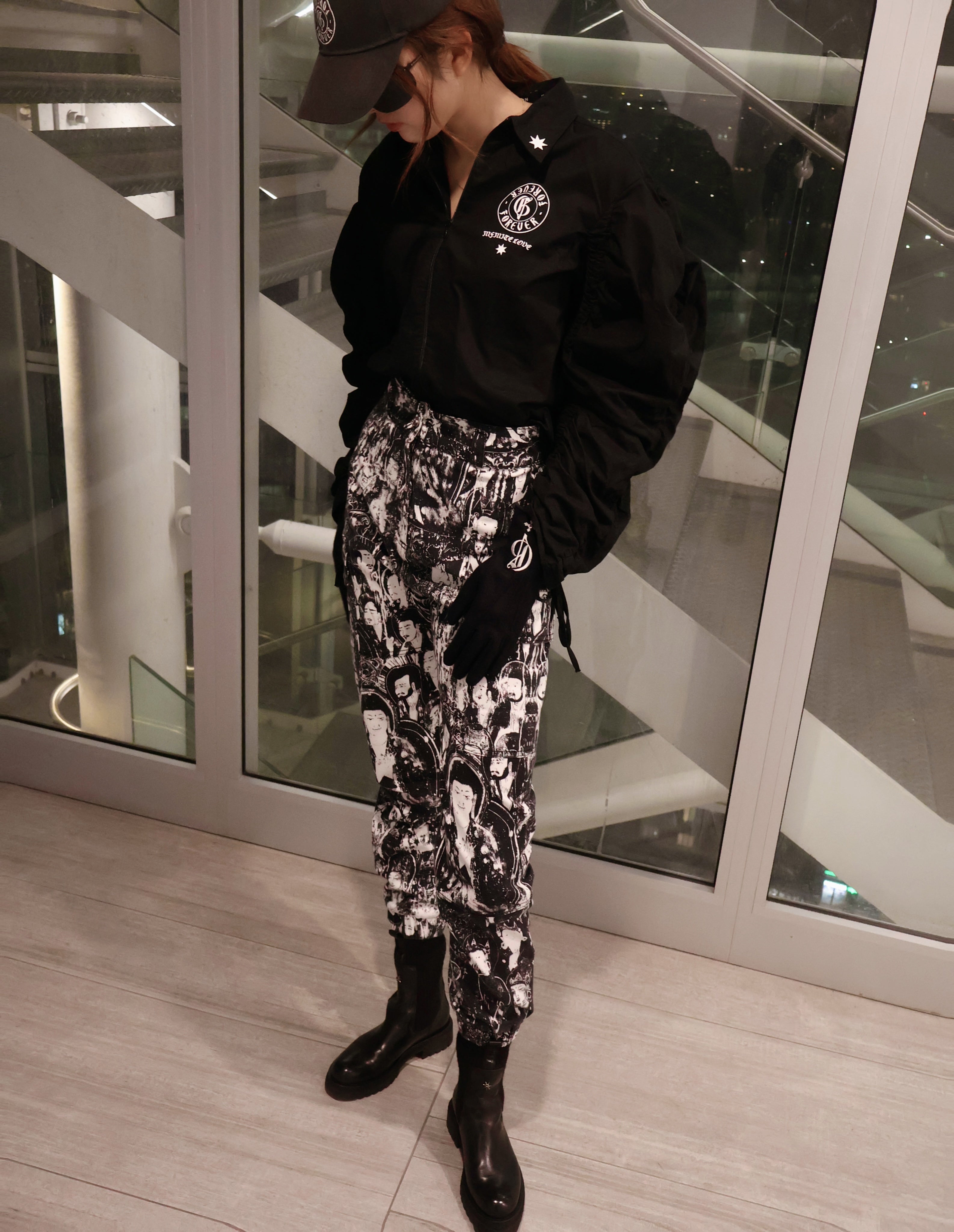 蓝色带品牌标志的羊绒手套