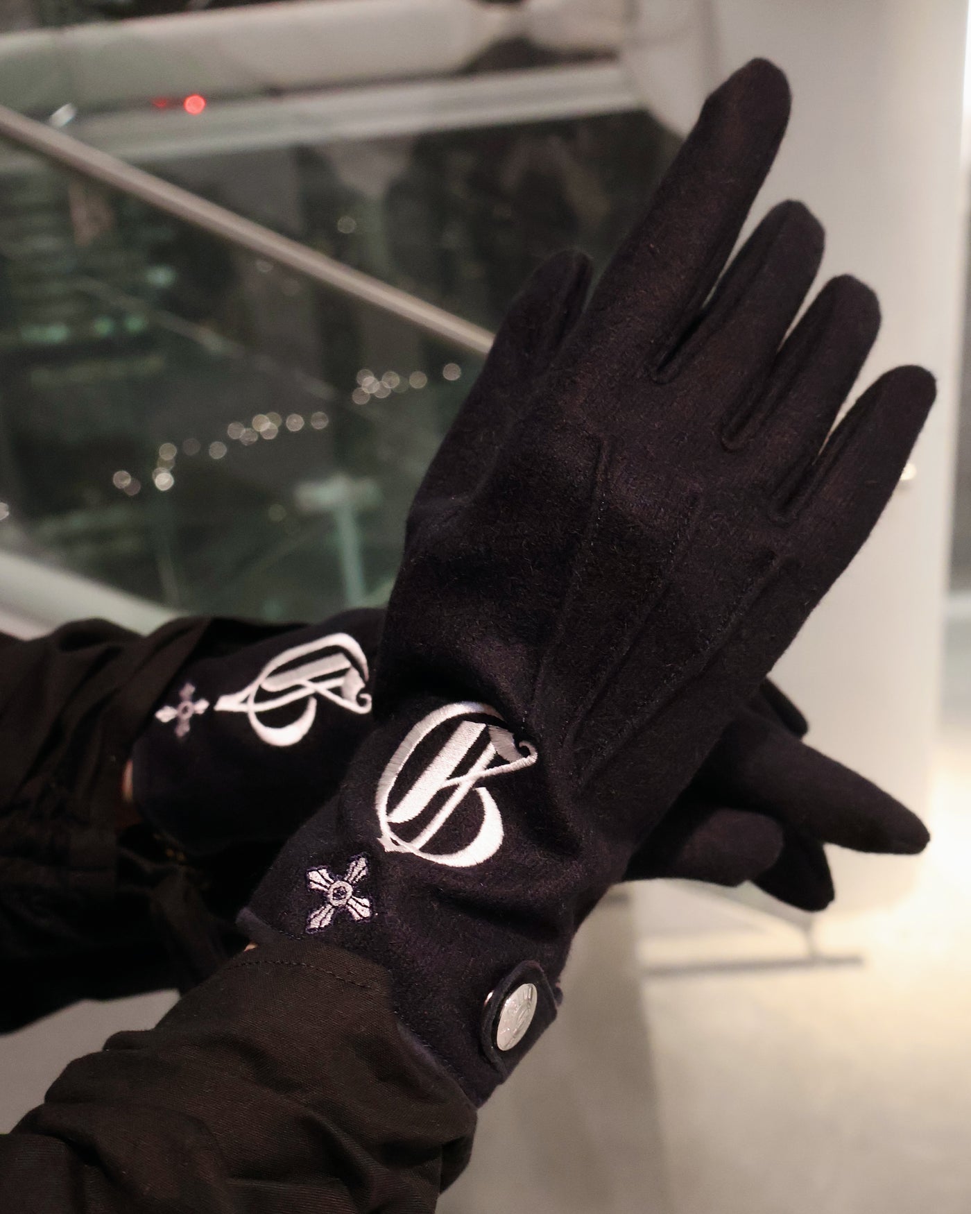 BLUE CASHMERE GLOVES WITH LOGO