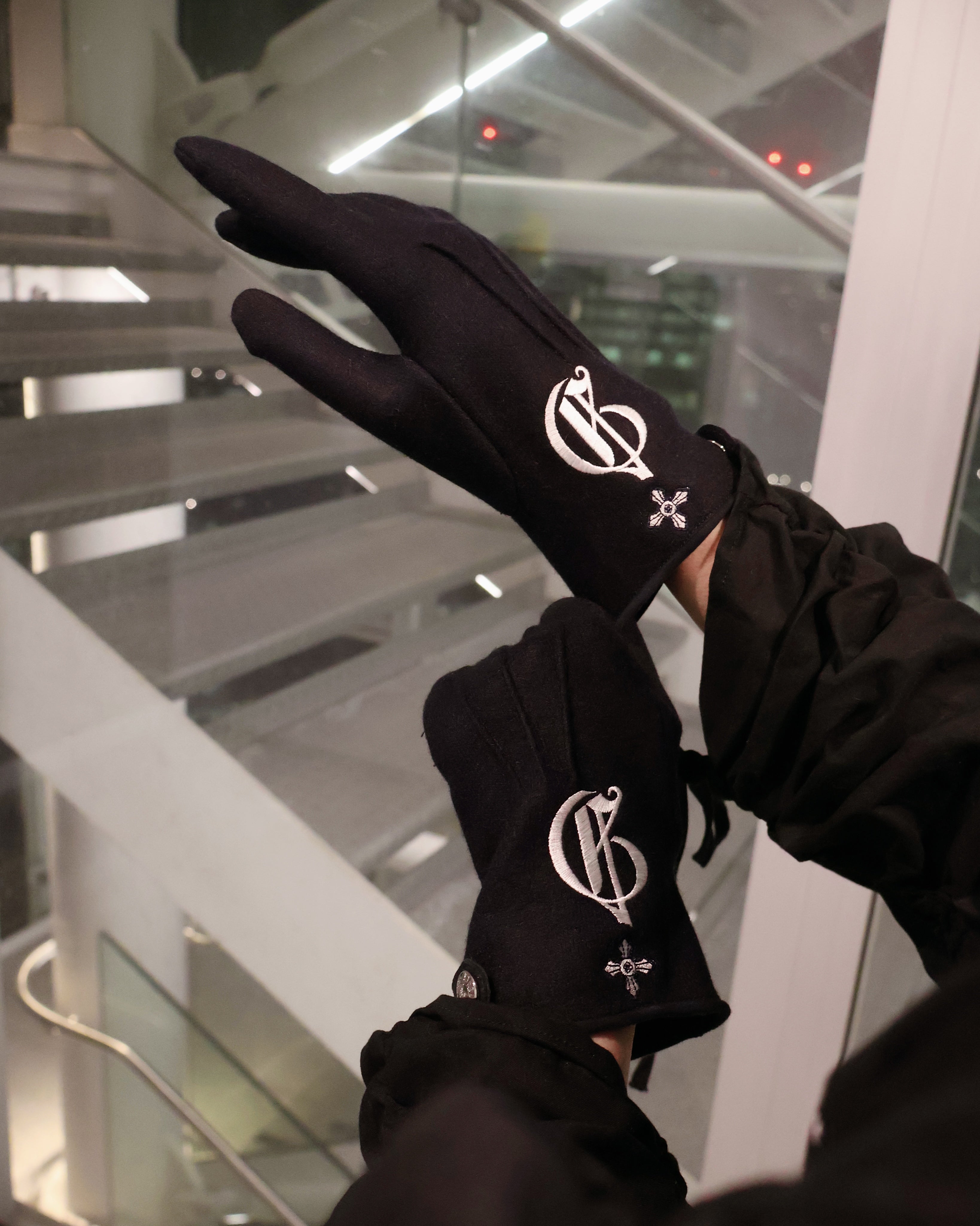 蓝色带品牌标志的羊绒手套