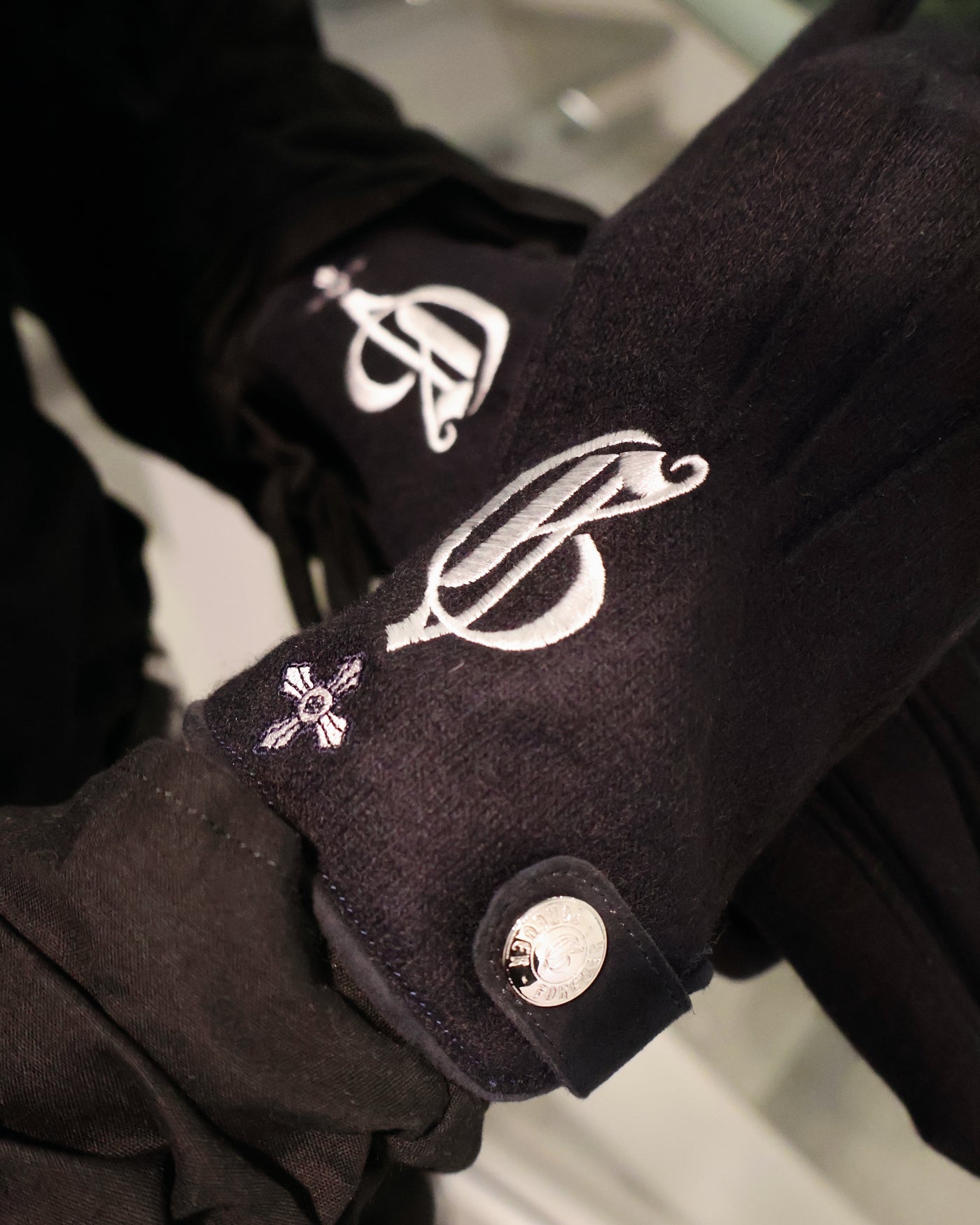 BLUE CASHMERE GLOVES WITH LOGO