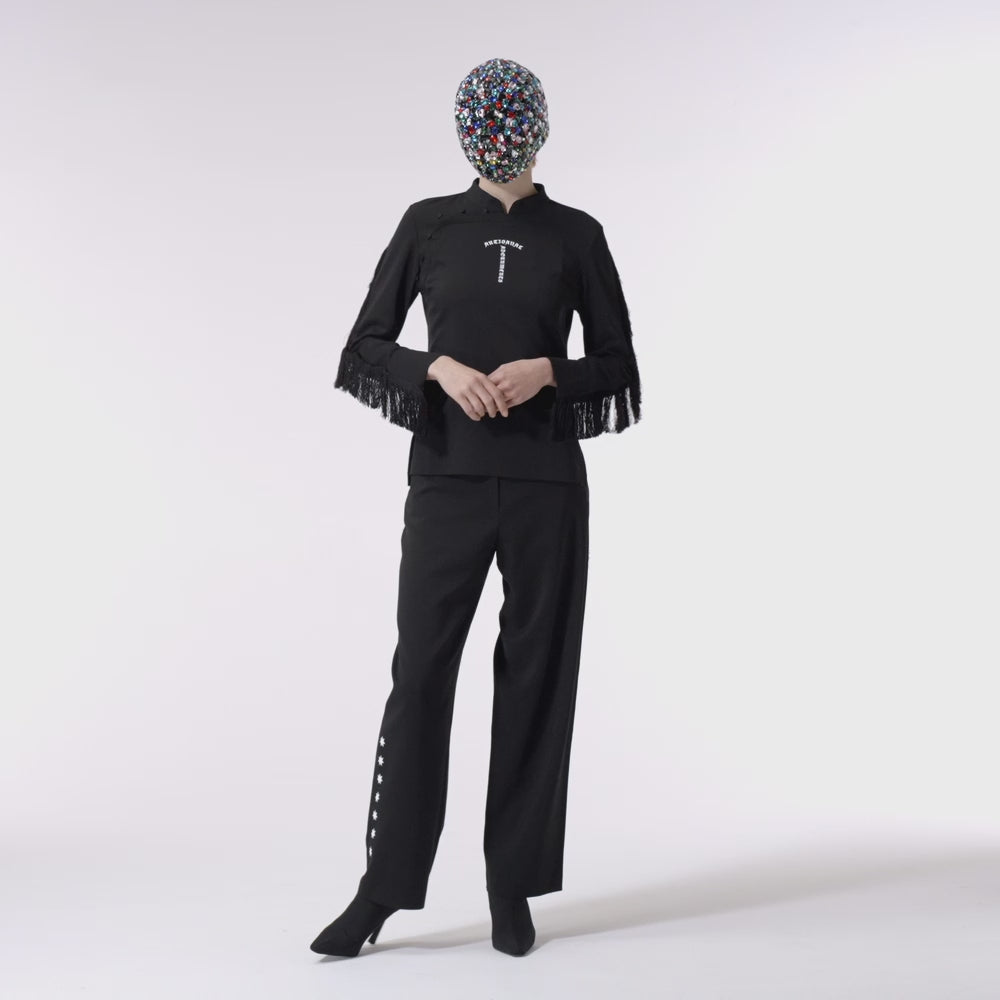 黑色高腰裤搭配档案标志 