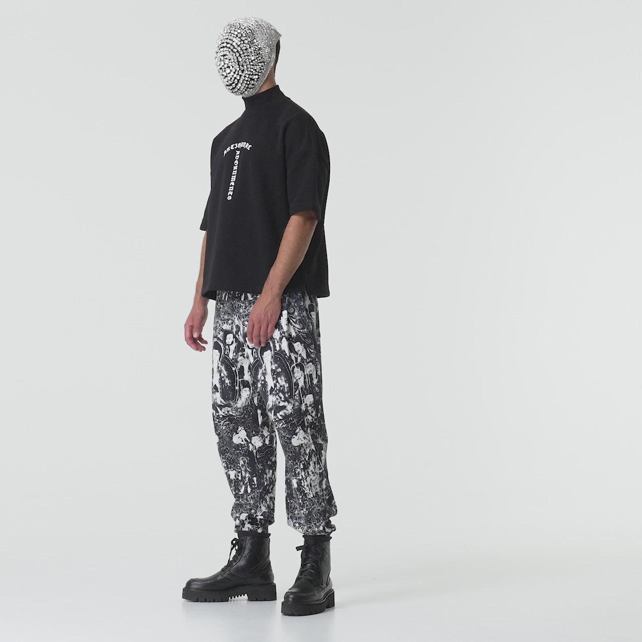 黑色高领运动衫，带有白色印花。