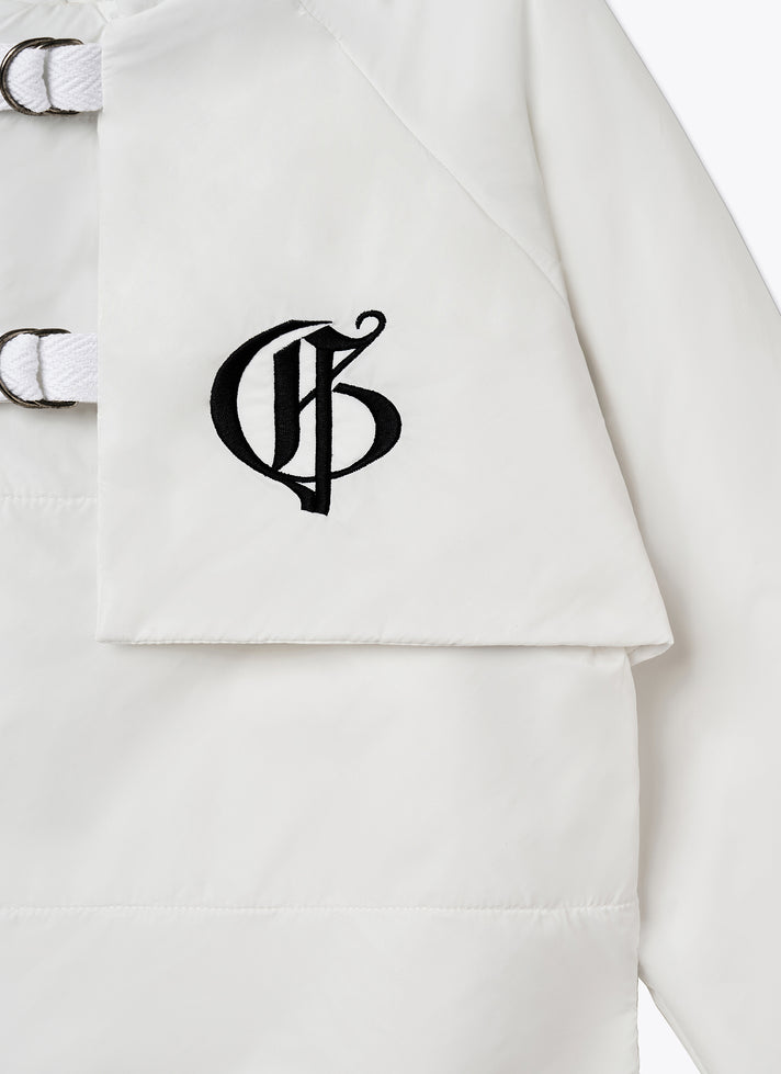 带搭扣的白色大衣