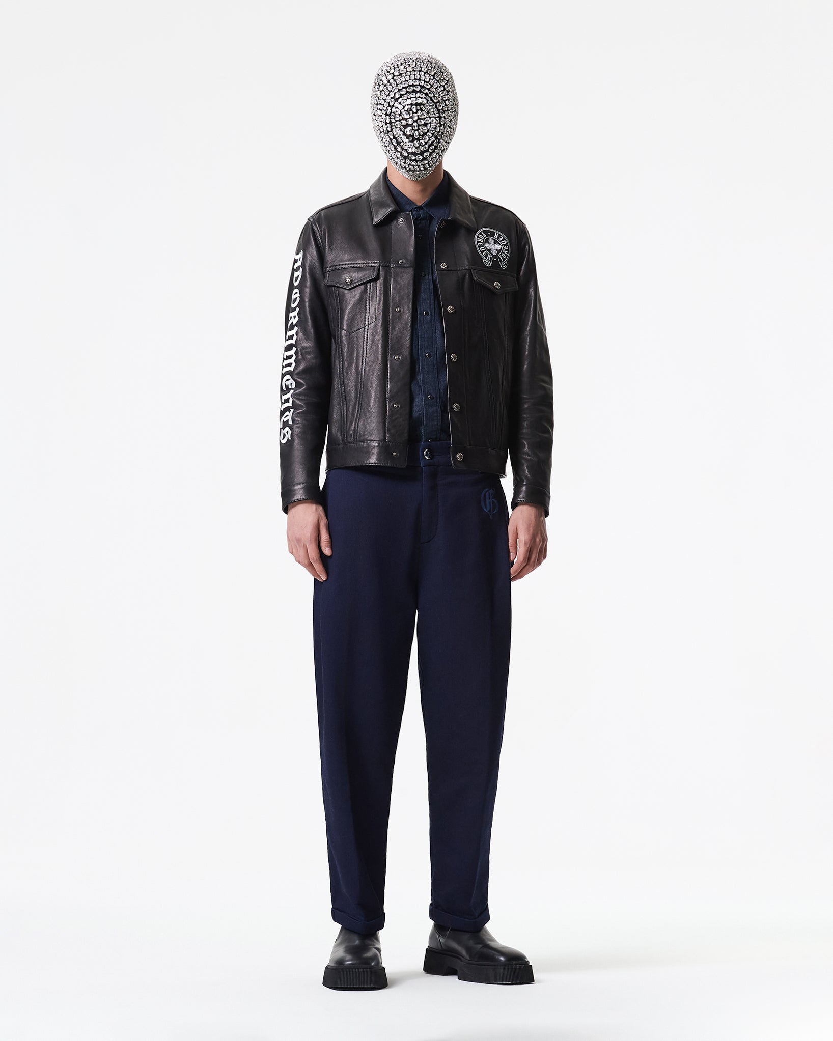 带有品牌标志的黑色皮夹克