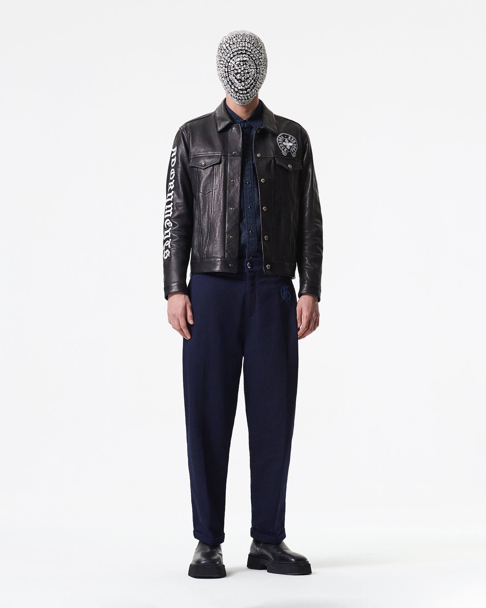 带有品牌标志的黑色皮夹克