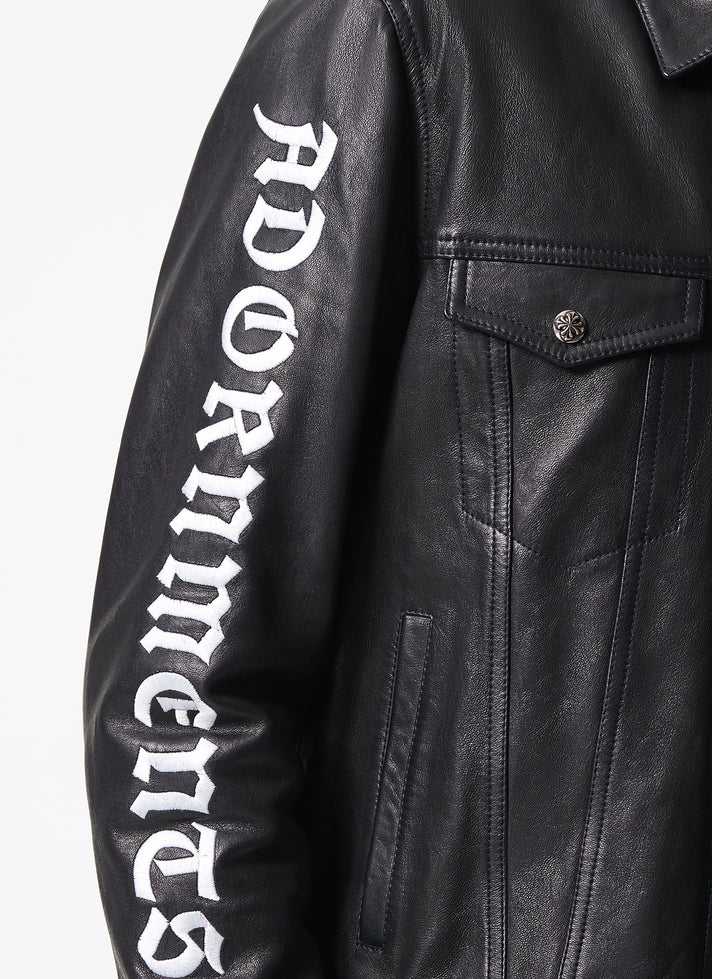 带有品牌标志的黑色皮夹克